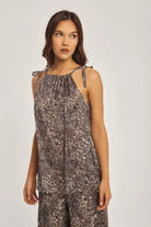 داليدرس بلوزة منقوشة بحمالات نسائي متعدد الألوان