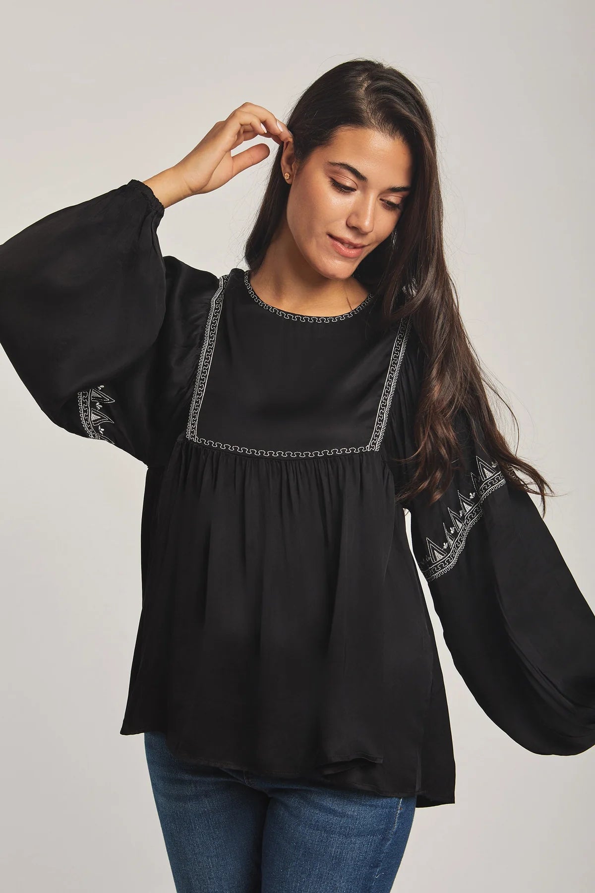 داليدرس بلوزة نسائية بأكمام طويلة مطرزة أوف وايت