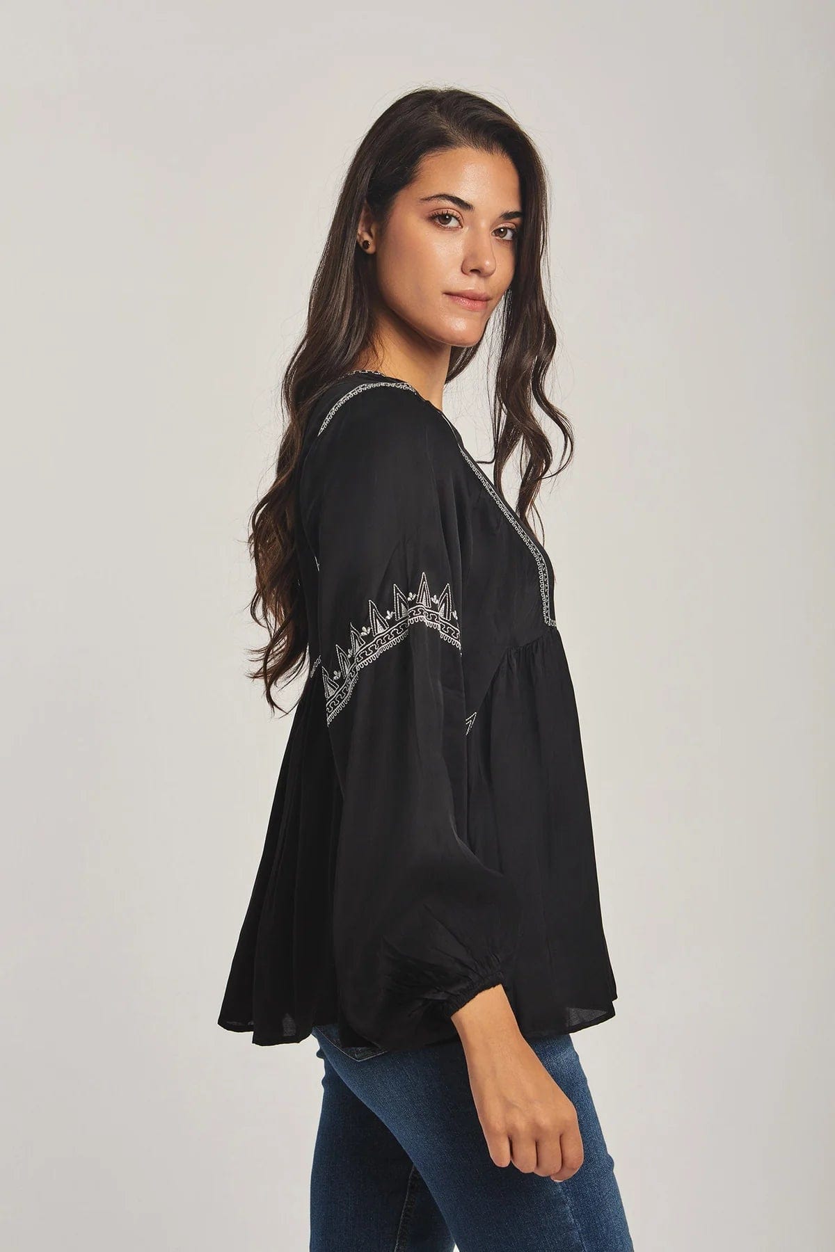 داليدرس بلوزة نسائية بأكمام طويلة مطرزة أوف وايت