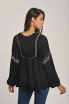 داليدرس بلوزة نسائية بأكمام طويلة مطرزة أوف وايت