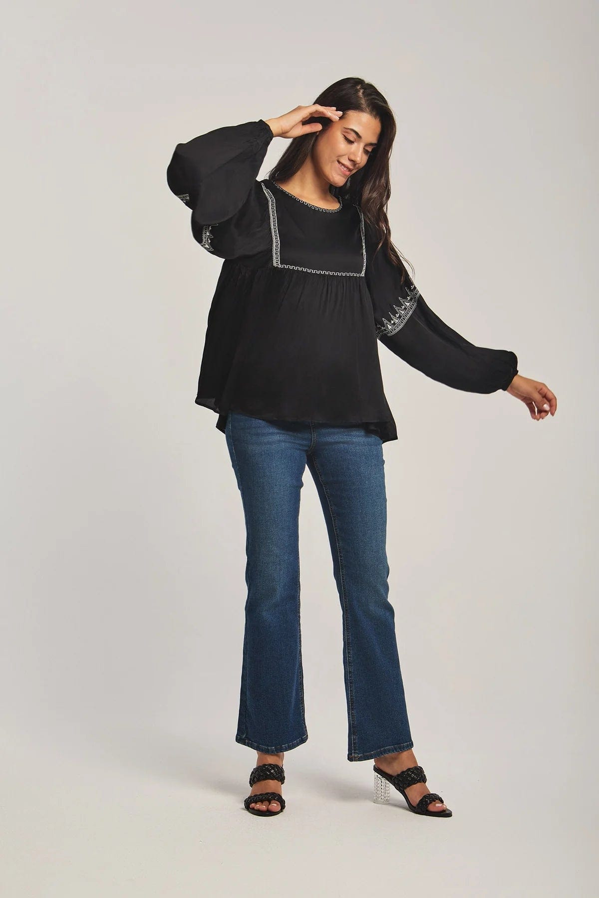 داليدرس بلوزة نسائية بأكمام طويلة مطرزة أوف وايت