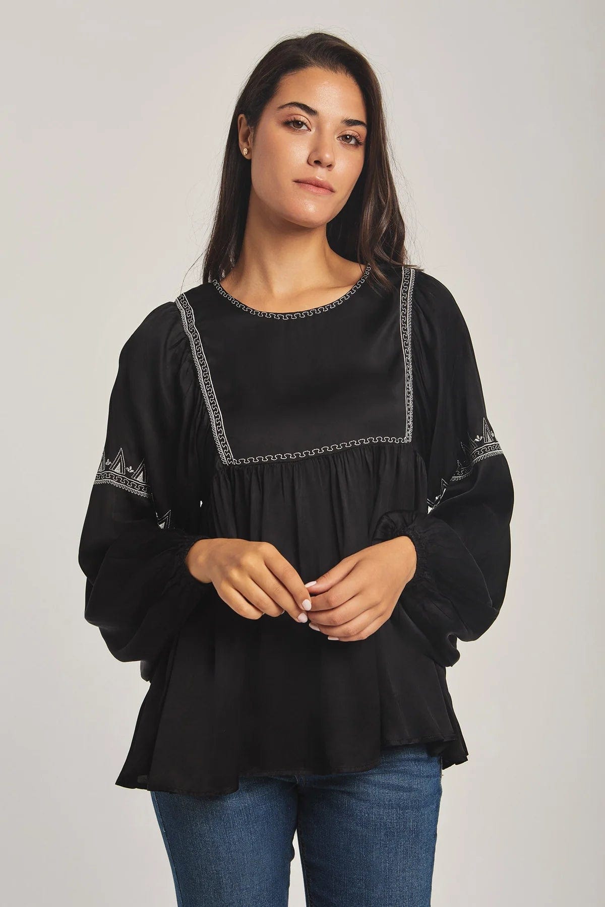 داليدرس بلوزة نسائية بأكمام طويلة مطرزة أوف وايت