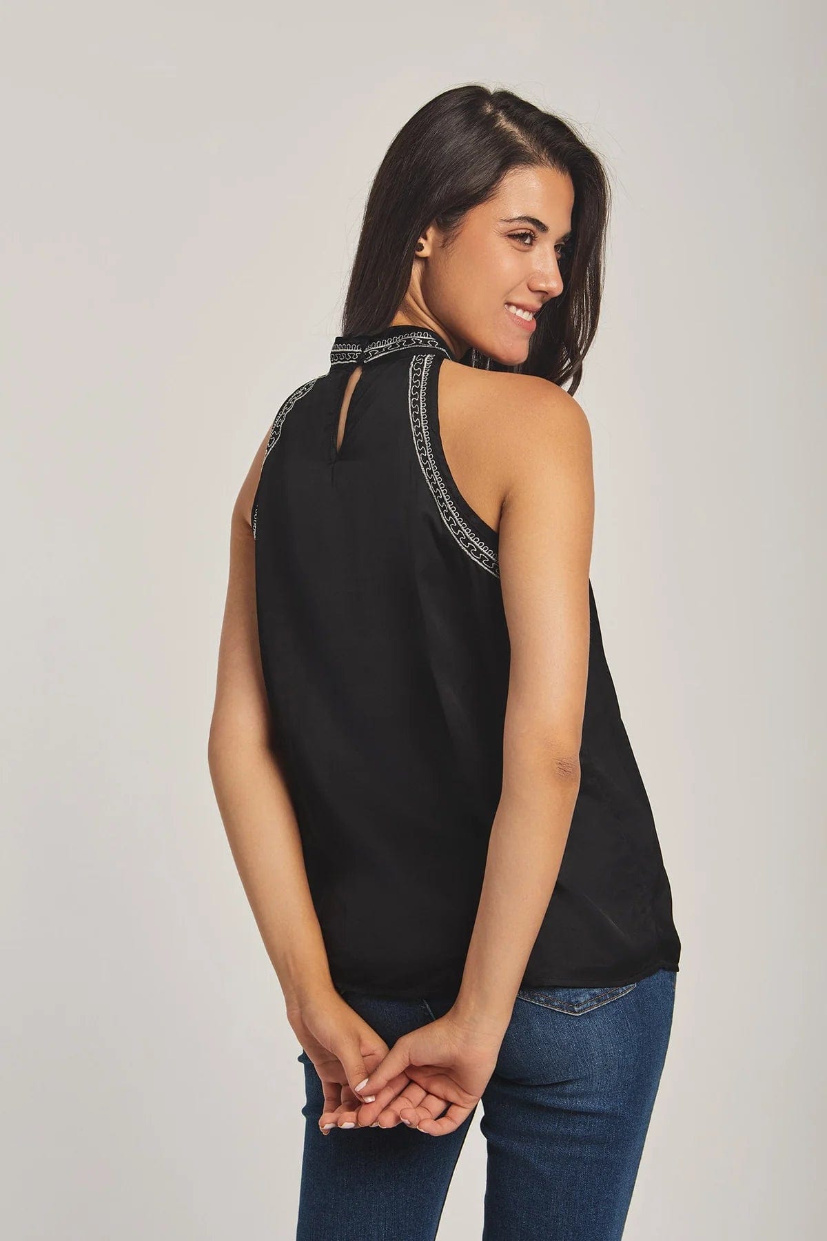 داليدرس بلوزة نسائية بدون أكمام مطرزة أسود