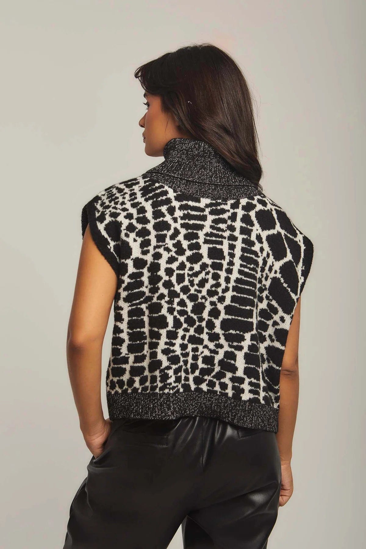 داليدرس بلوزة نسائية منسوجة برقبة مرتفعة أسود