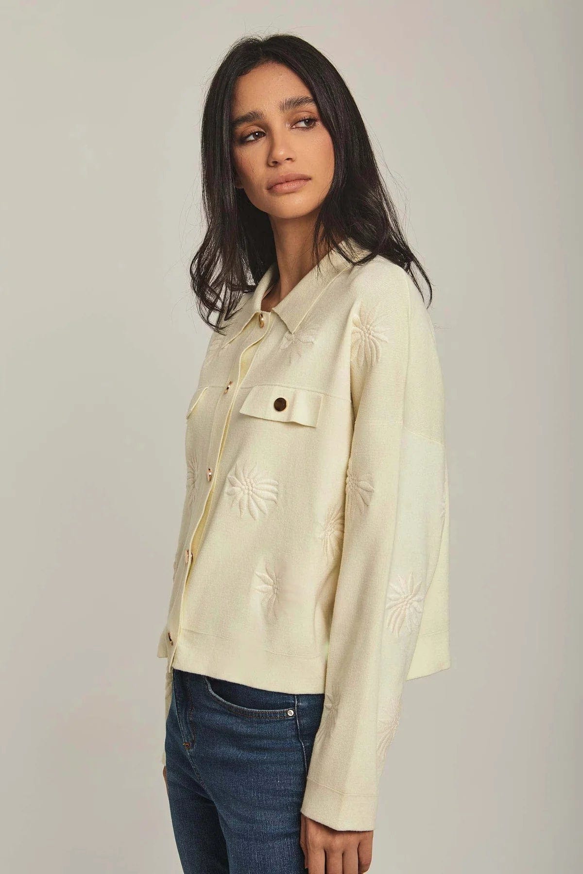 داليدرس كارديجان نسائي بجيب على الصدر أوف وايت