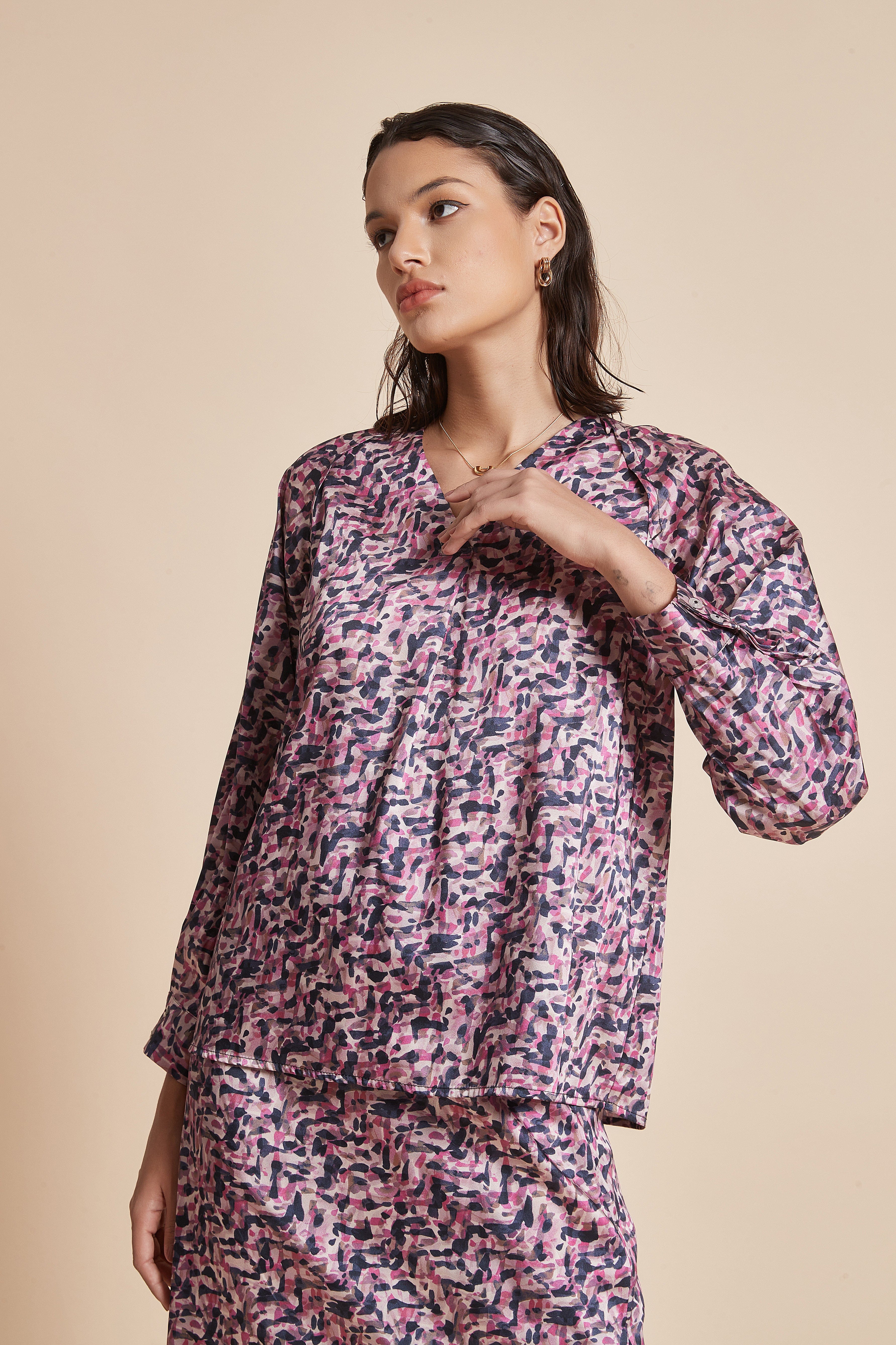 يولا بلوزة نسائية منقوشة بكم طويل ورقبة على شكل V