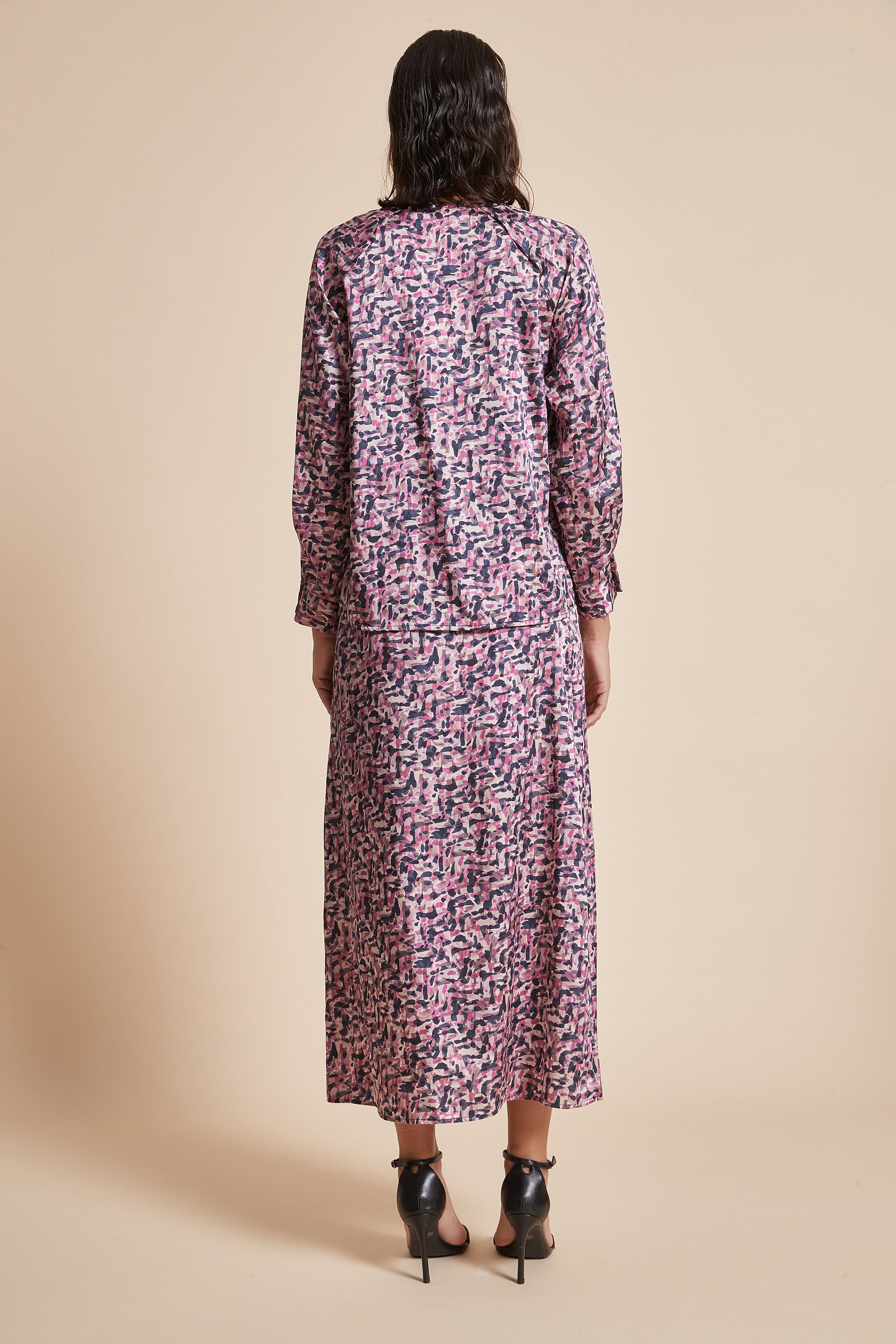 يولا بلوزة نسائية منقوشة بكم طويل ورقبة على شكل V