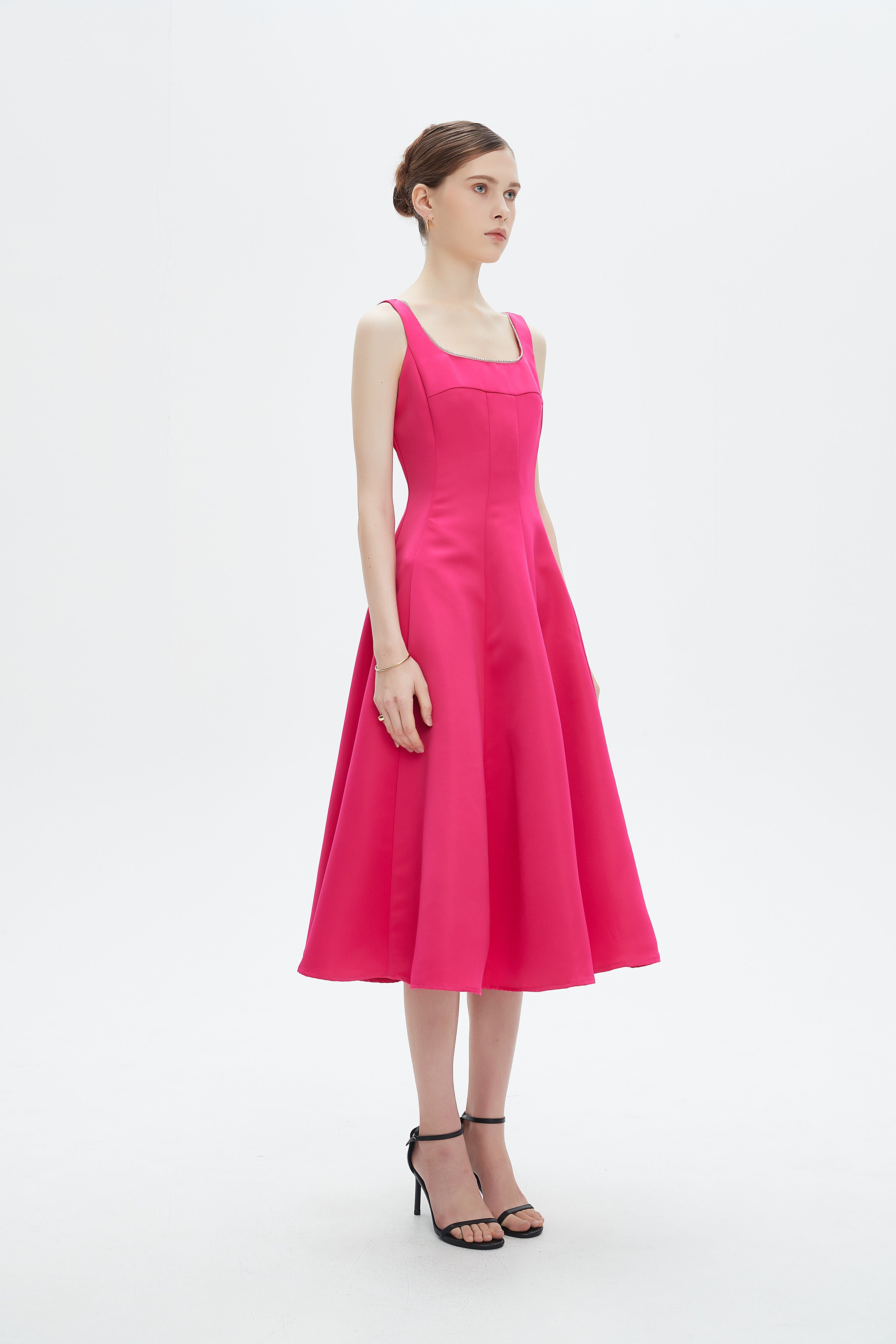 نتشي فستان ميدي بدون أكمام بحواف مطرزة