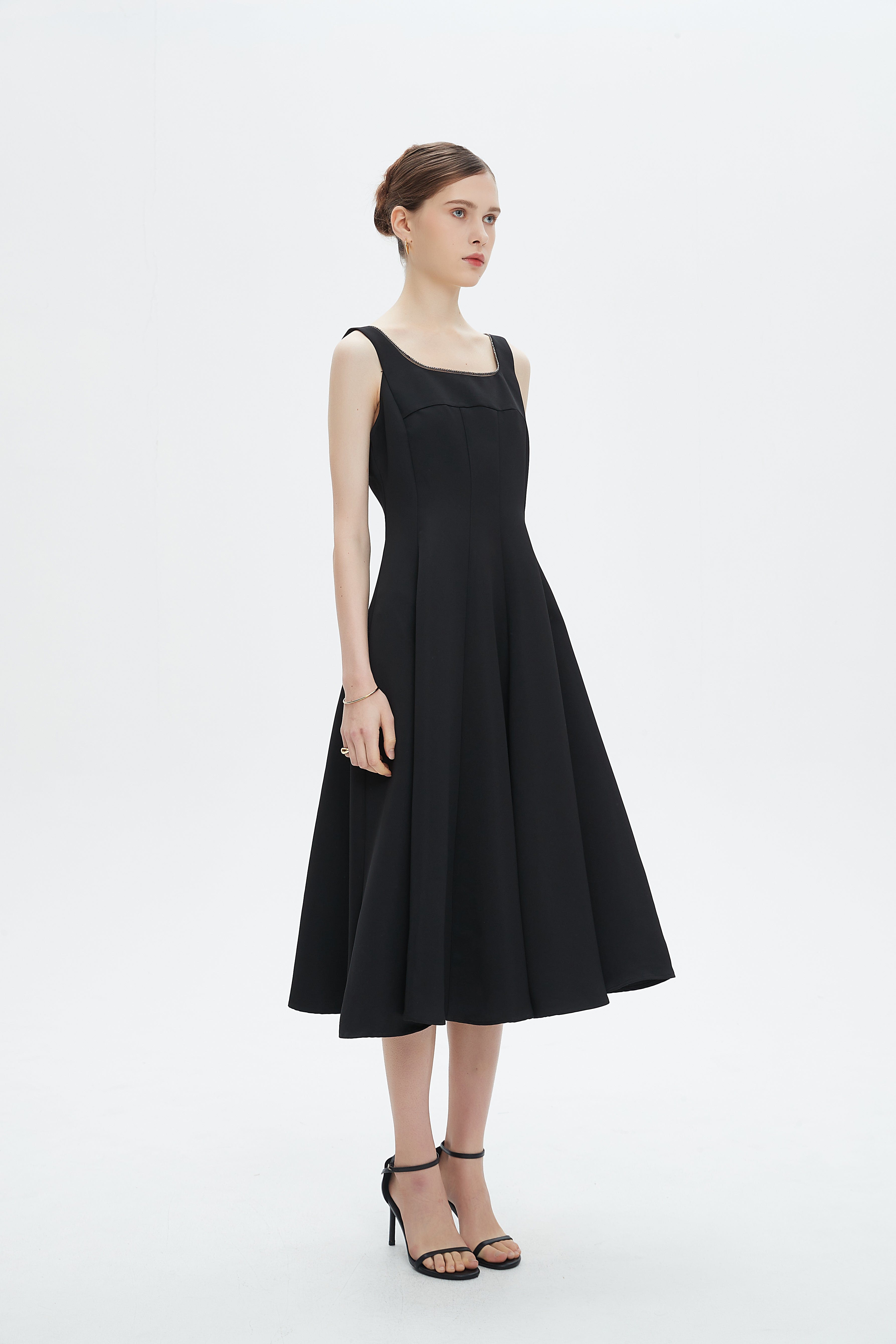 نتشي فستان ميدي بدون أكمام بحواف مطرزة