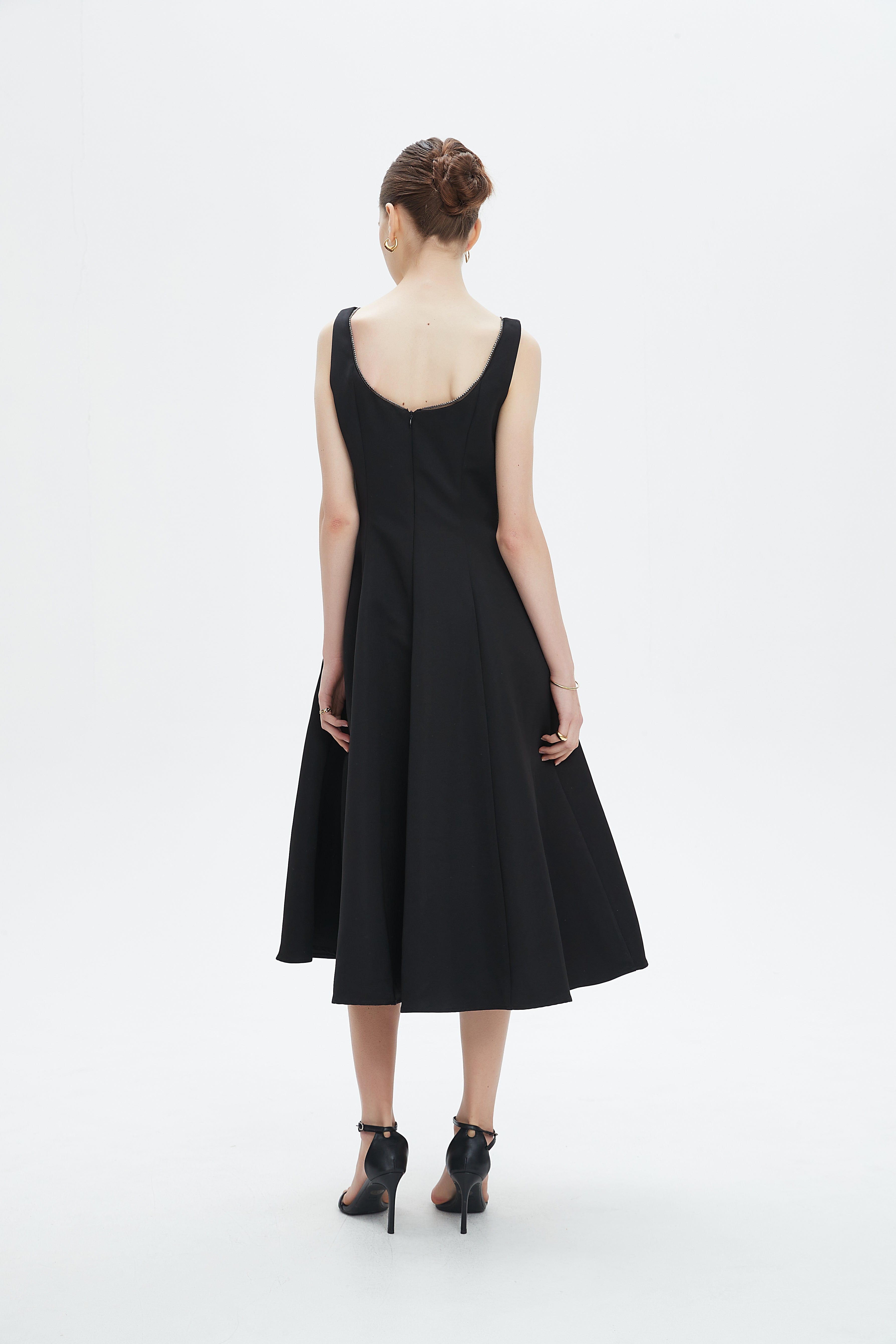 نتشي فستان ميدي بدون أكمام بحواف مطرزة