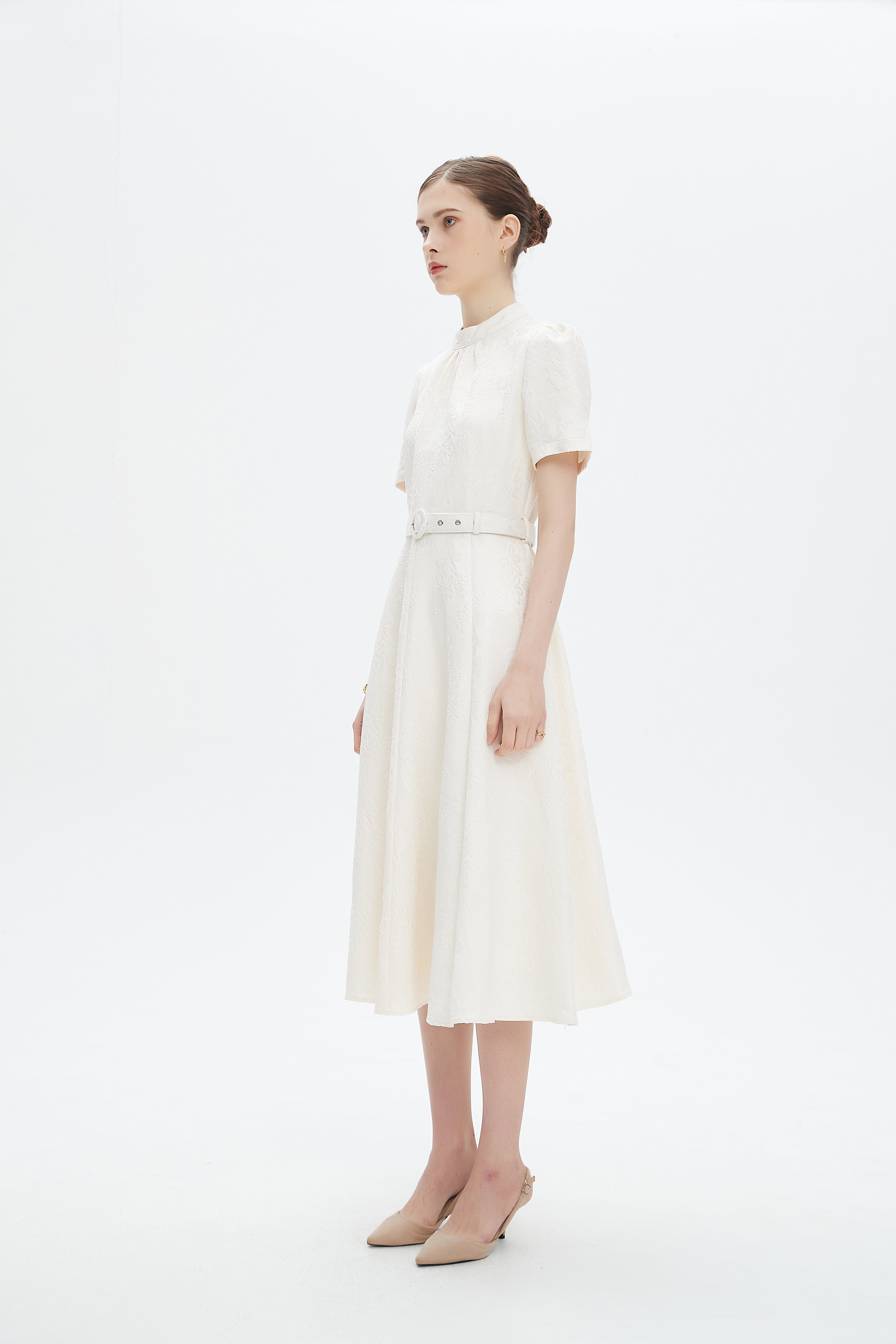 نتشي فستان ميدي بأكمام قصيرة بتطريز مشجر بحزام