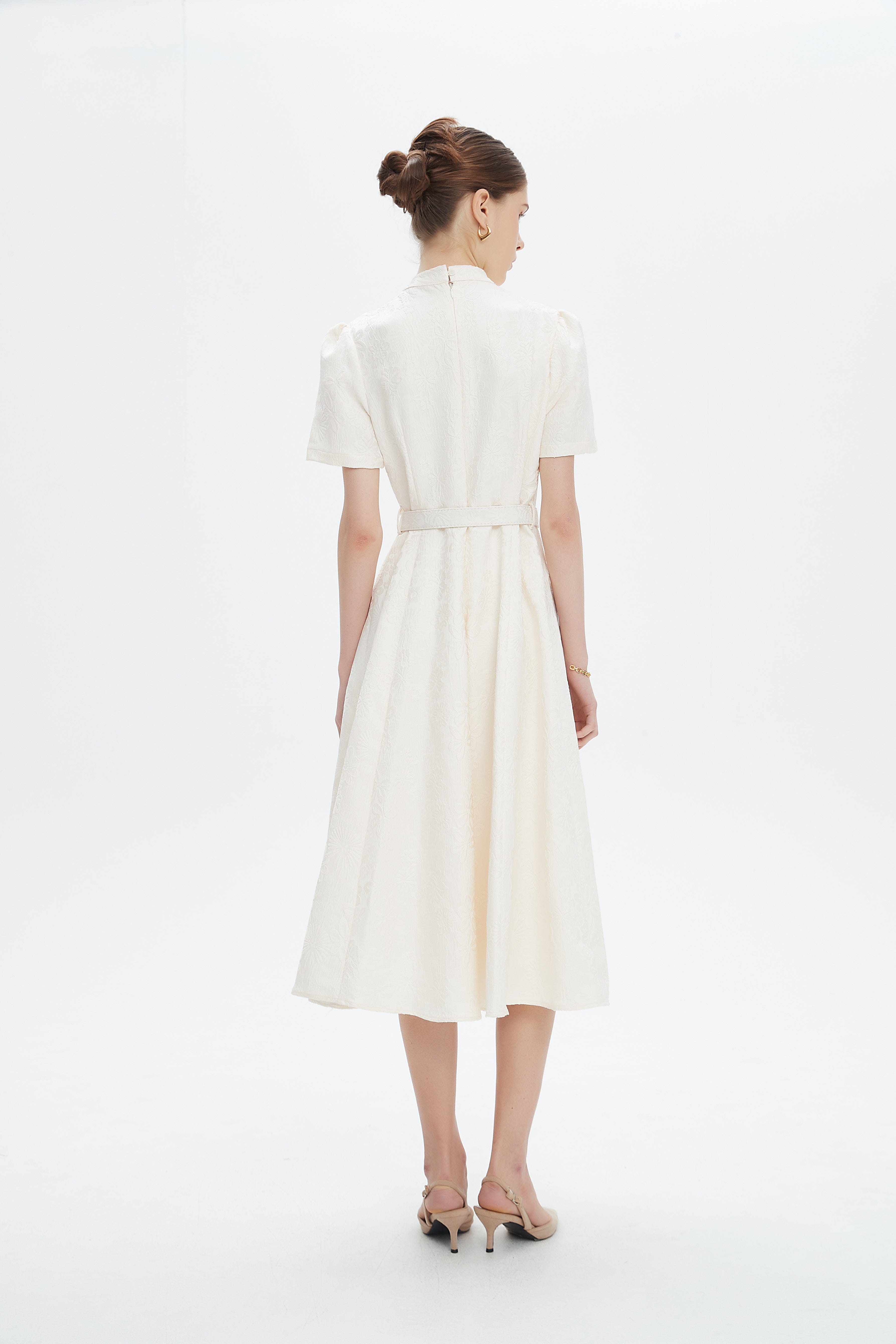 نتشي فستان ميدي بأكمام قصيرة بتطريز مشجر بحزام