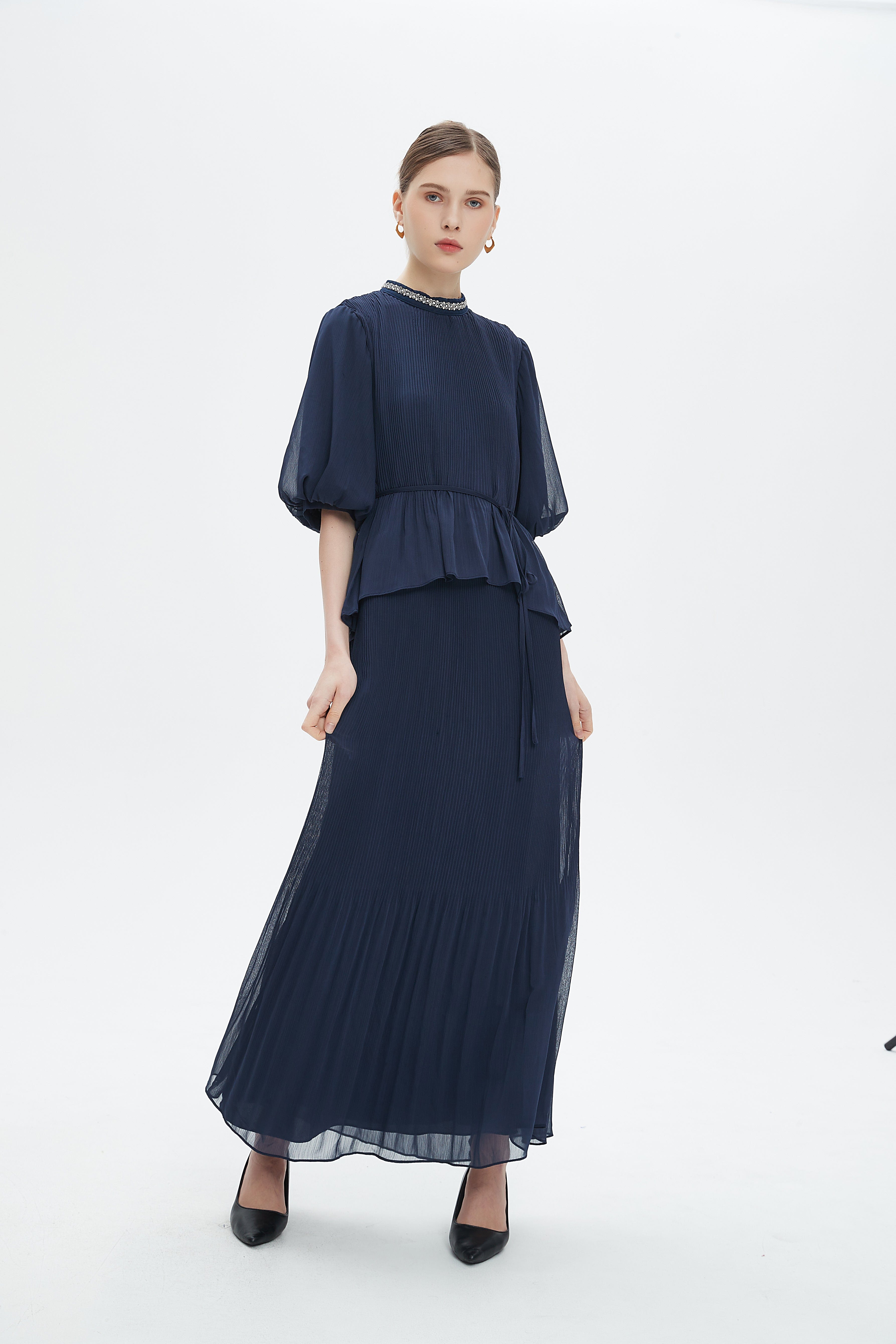 نتشي فستان ماكسي بأكمام قصيرة بتطريز على الرقبة