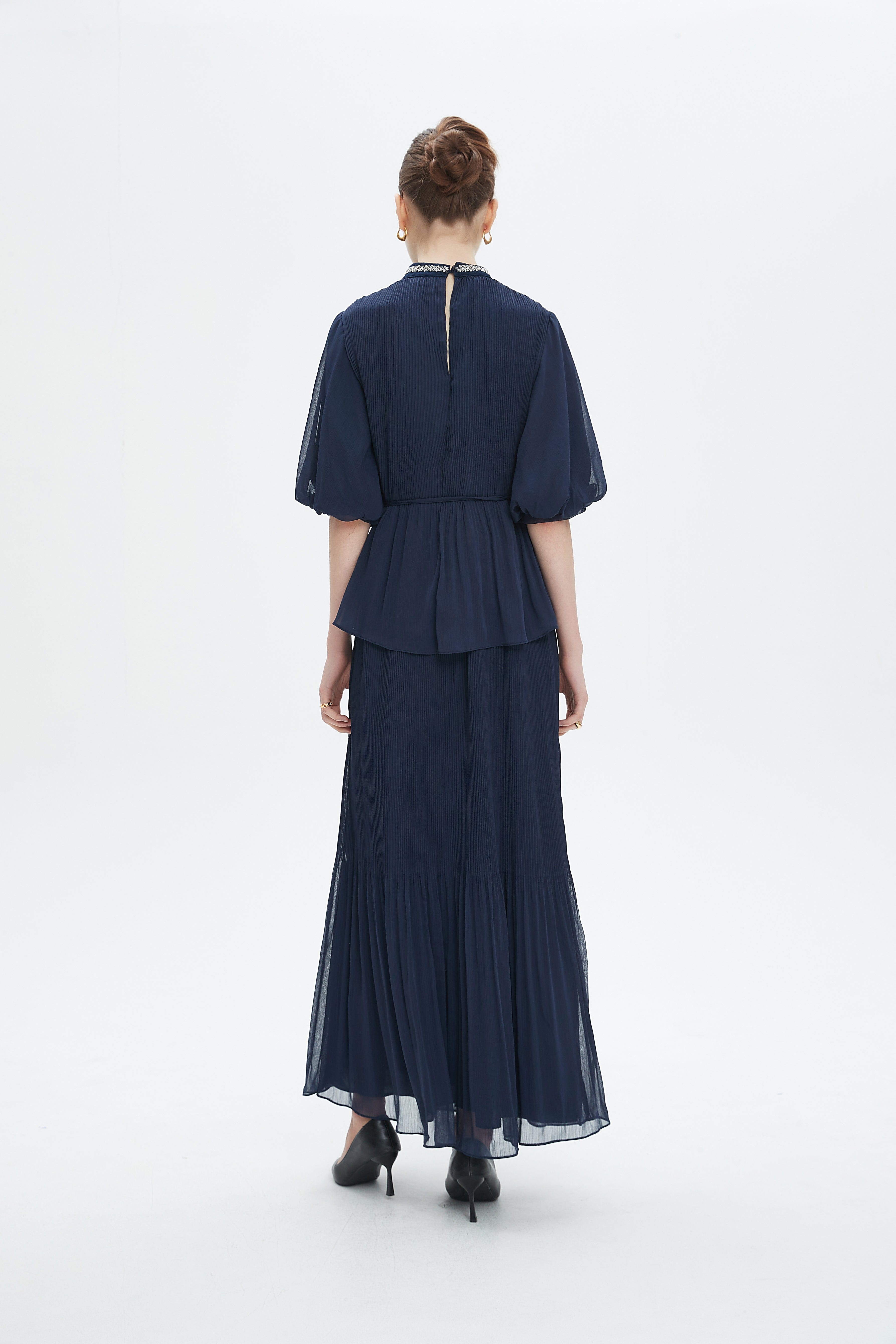 نتشي فستان ماكسي بأكمام قصيرة بتطريز على الرقبة