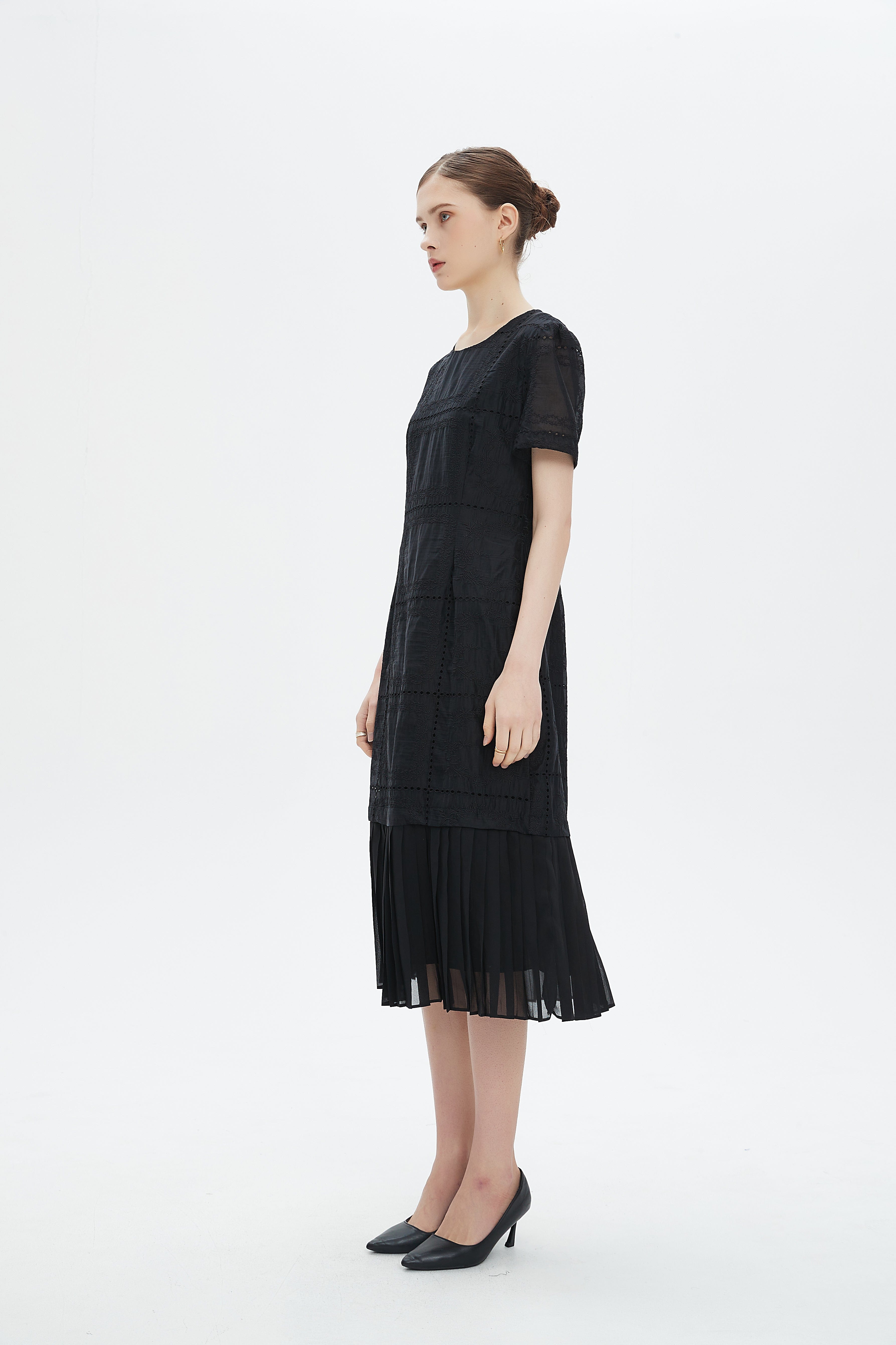 نتشي فستان ميدي بأكمام قصيرة بليسية من الأسفل