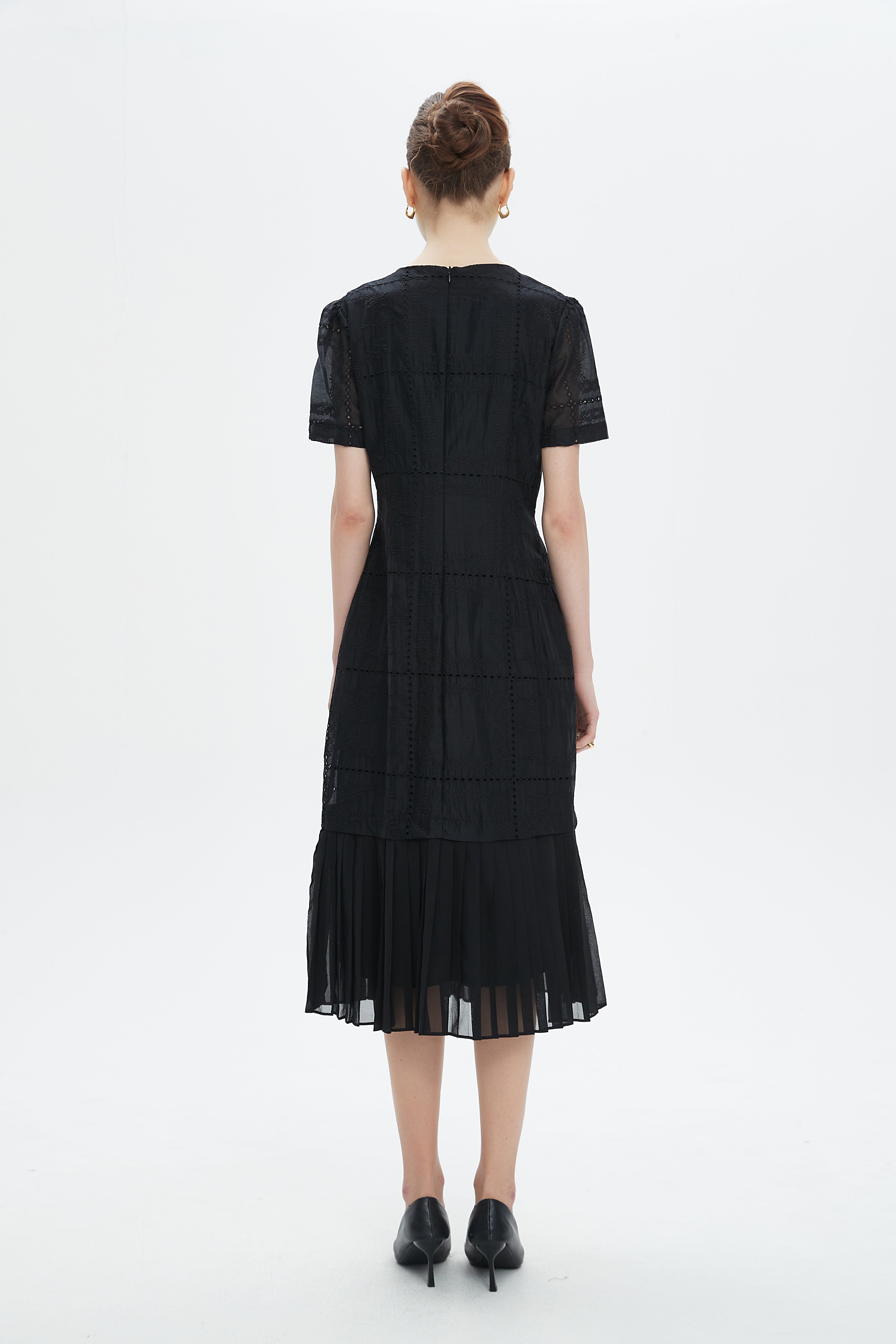 نتشي فستان ميدي بأكمام قصيرة بليسية من الأسفل