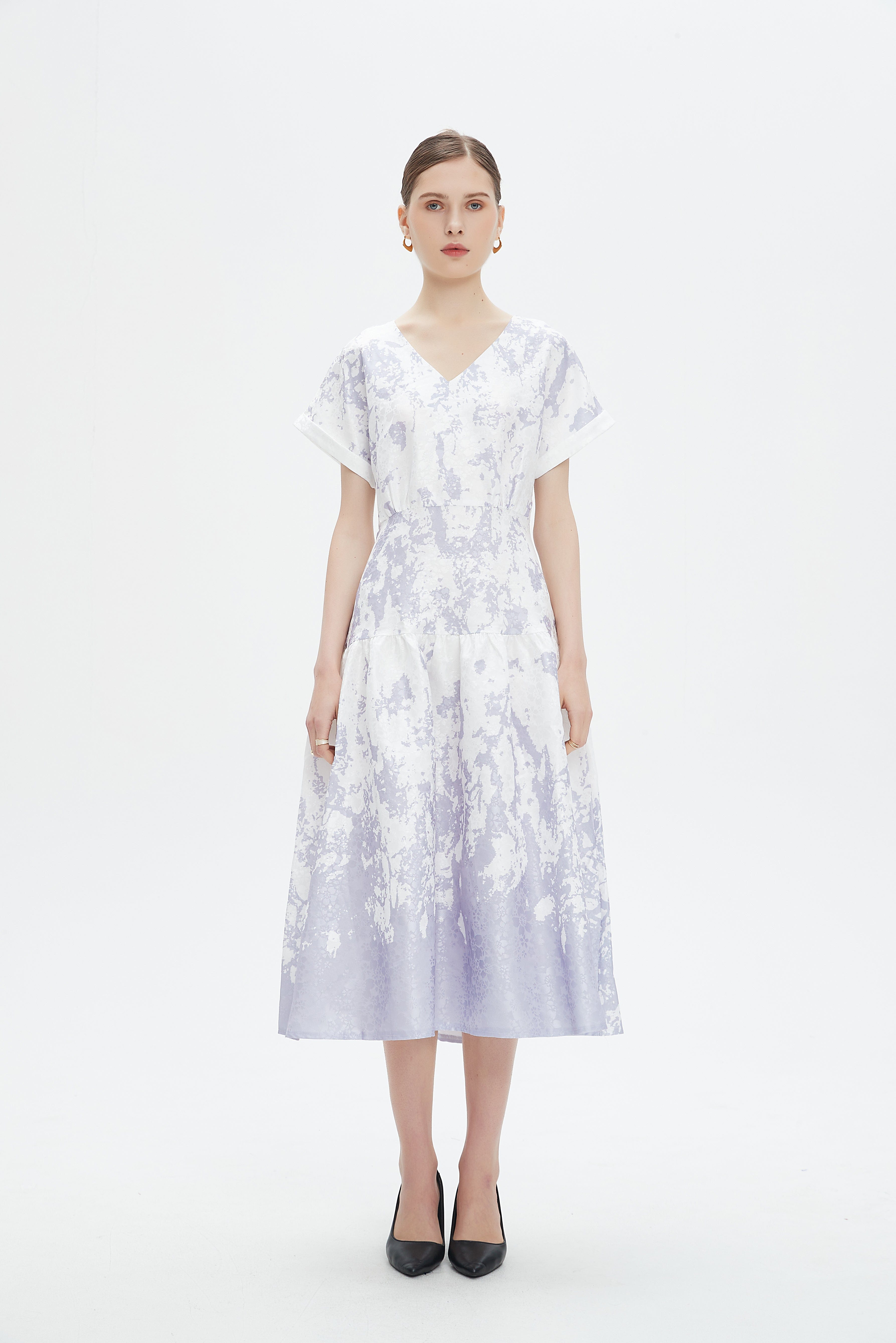 نتشي فستان ميدي بأكمام قصيرة منقوش سائي