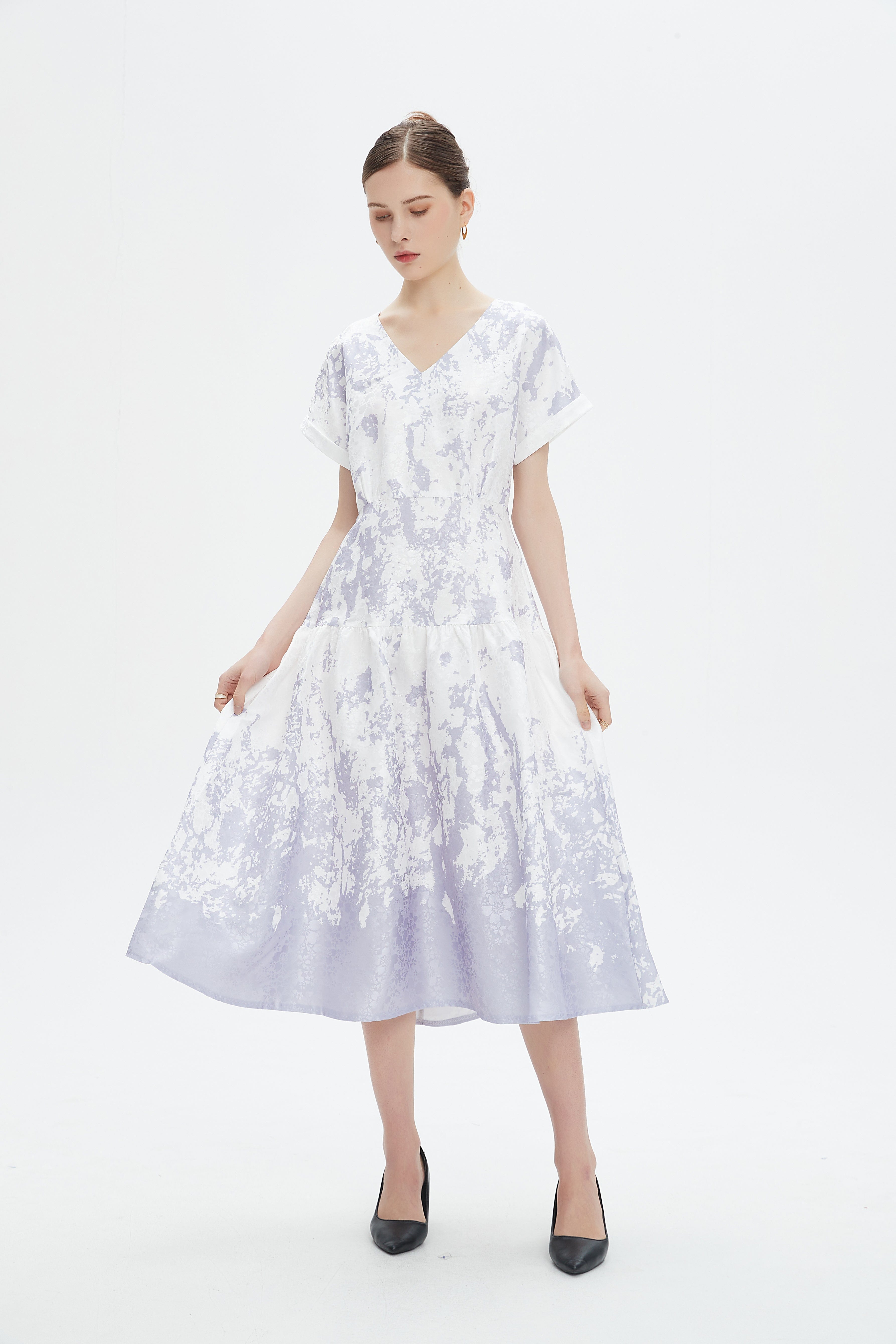 نتشي فستان ميدي بأكمام قصيرة منقوش سائي