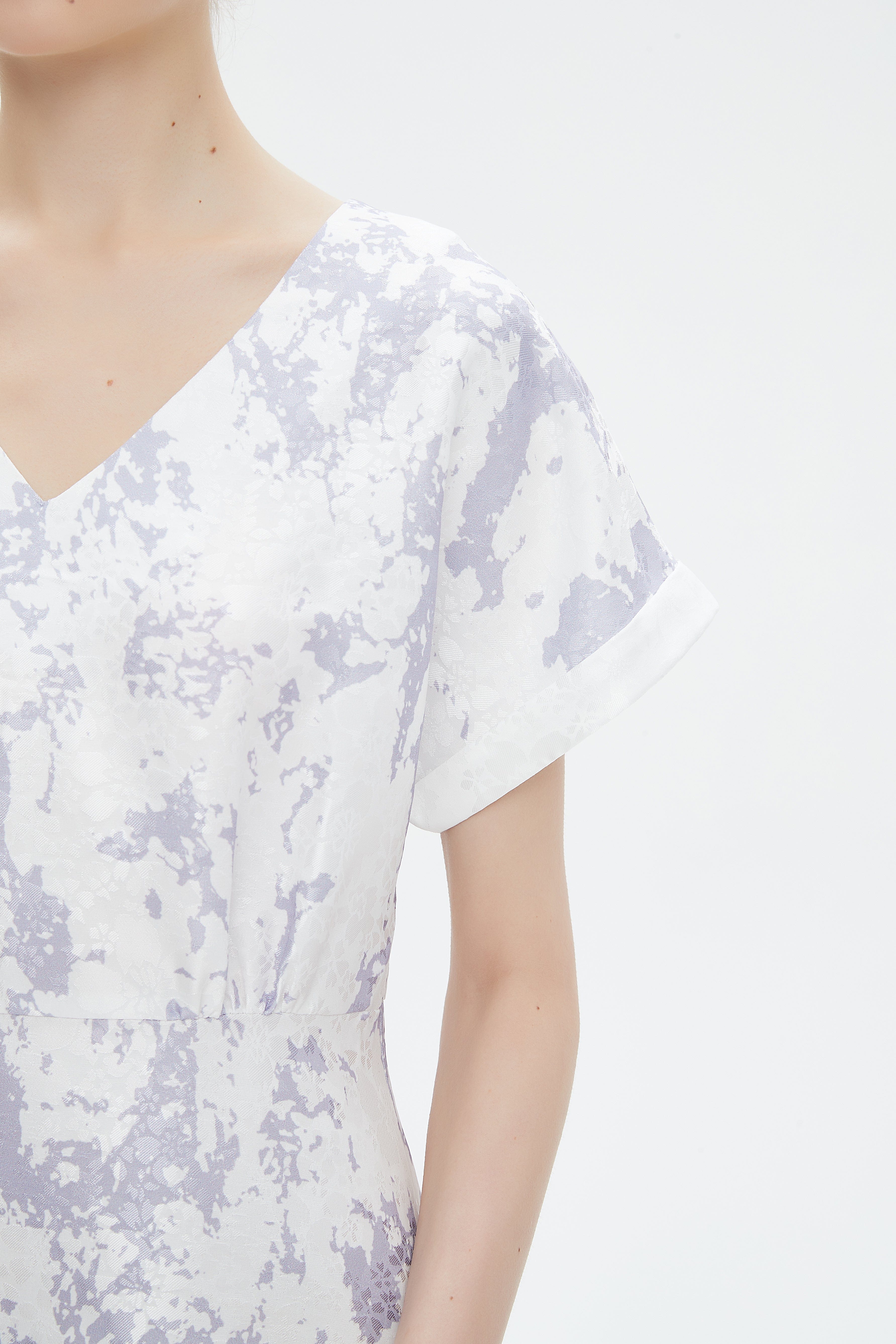 نتشي فستان ميدي بأكمام قصيرة منقوش سائي