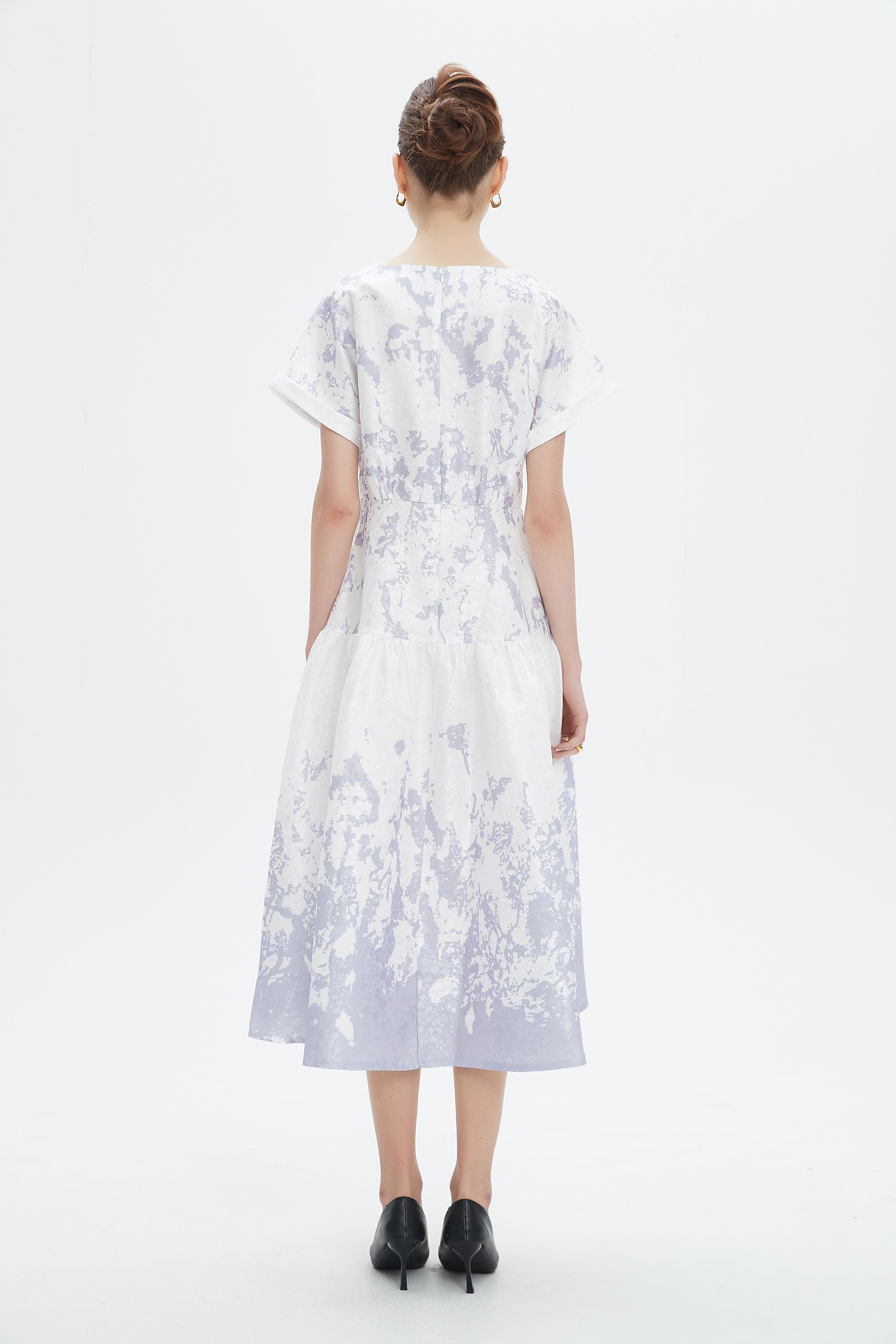 نتشي فستان ميدي بأكمام قصيرة منقوش سائي