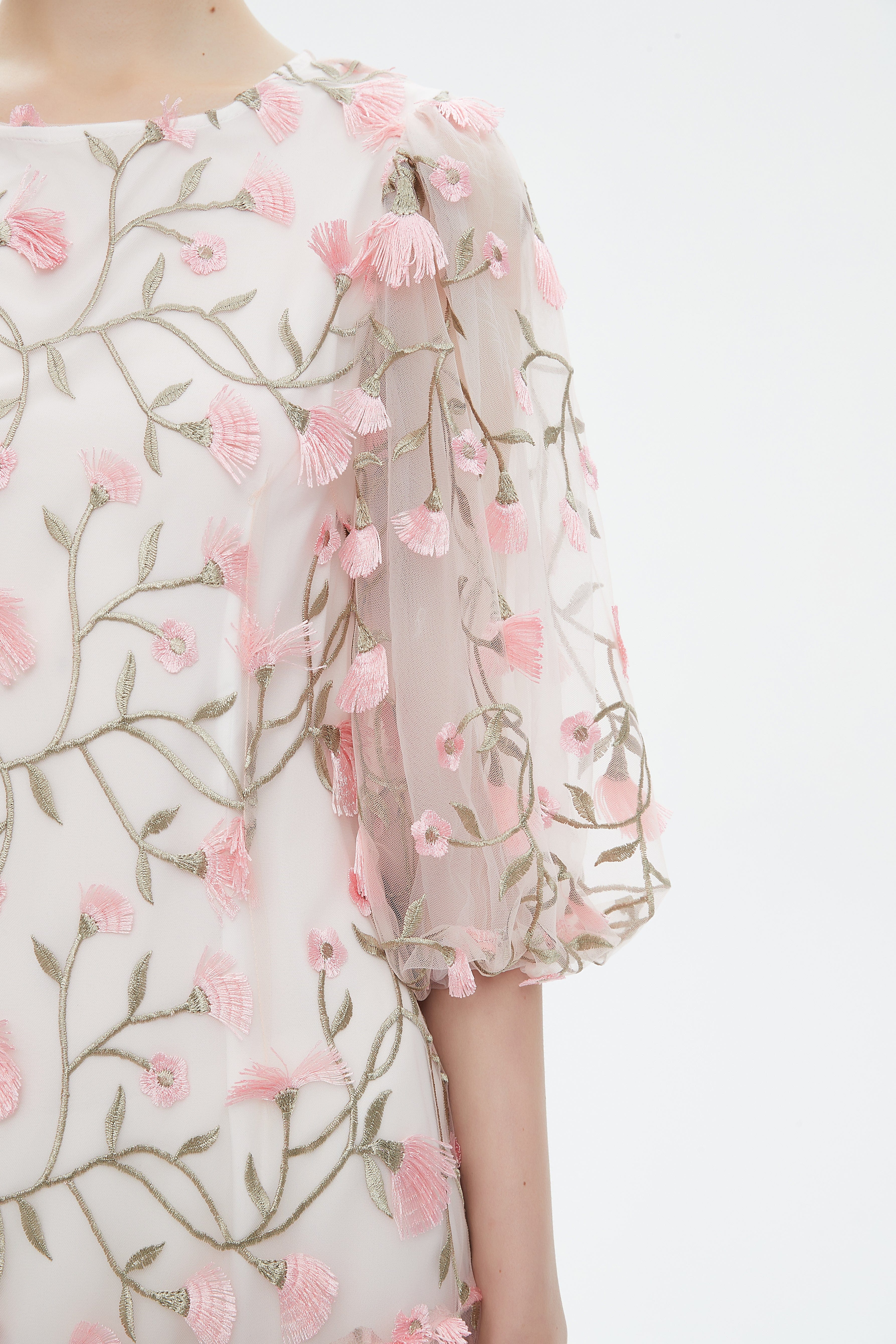 نتشي فستان ميدي بأكمام قصيرة بف مورد مخصر