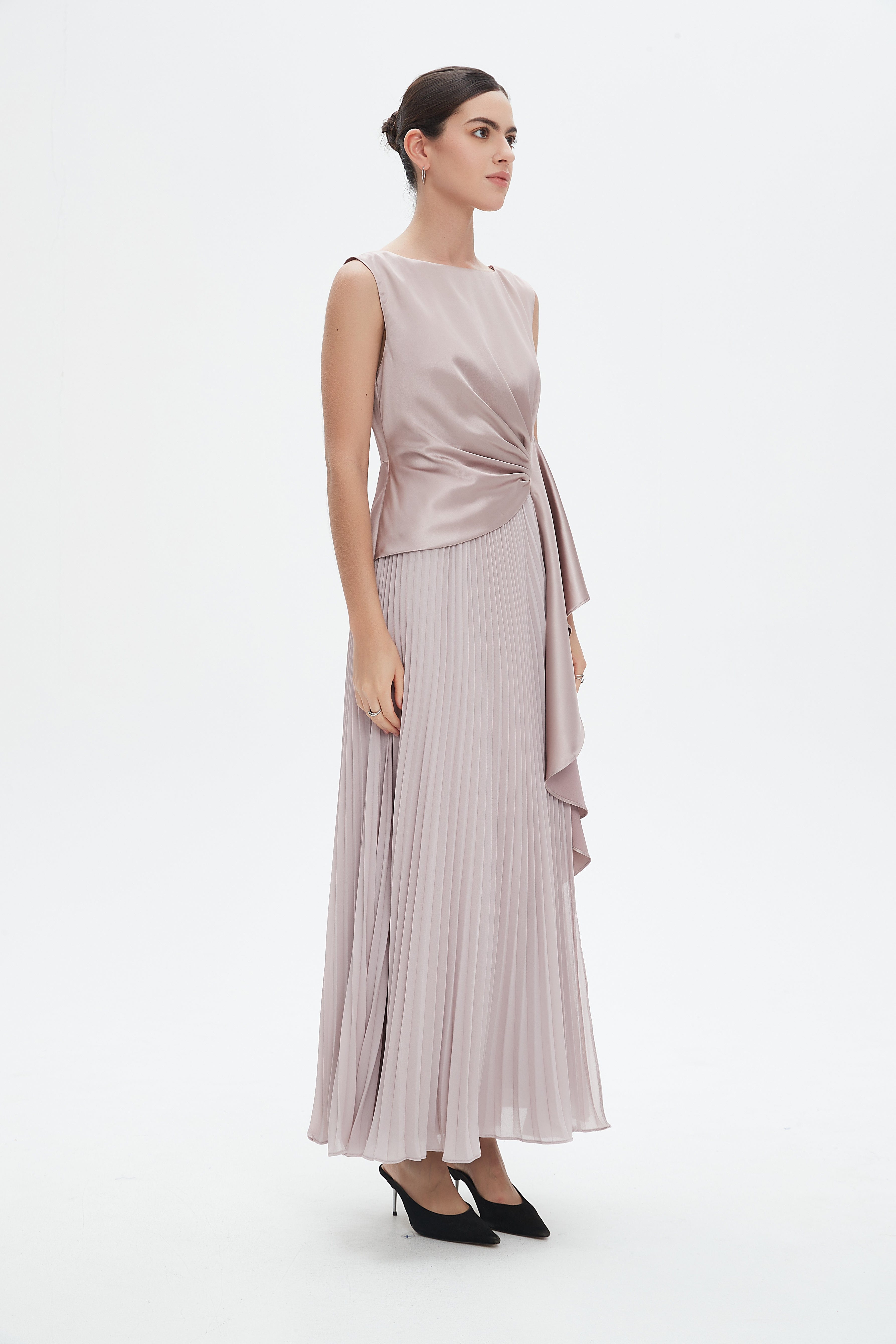 نتشي فستان ماكسي بدون أكمام سادة بليسيه من اسفل