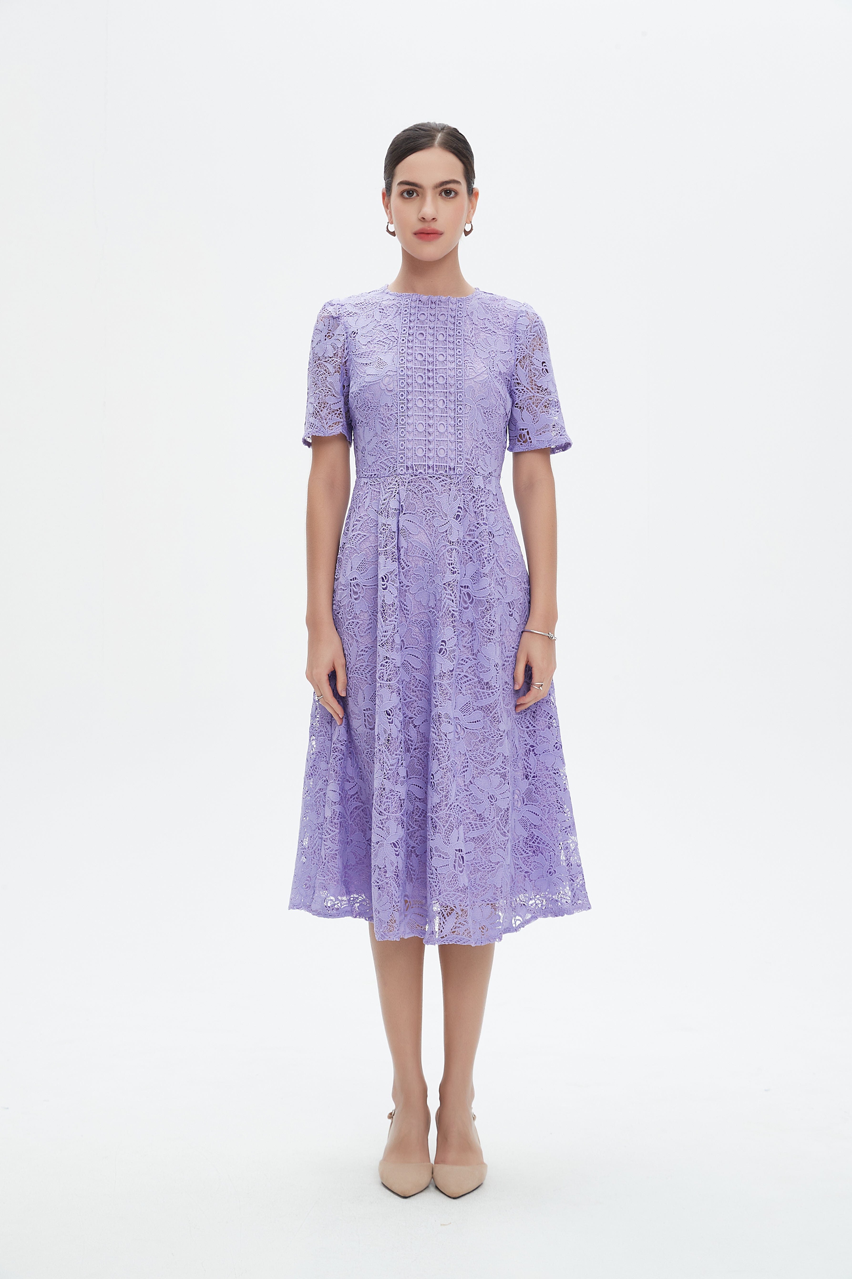 نتشي فستان ميدي بأكمام قصيرة بتطريز مشجر