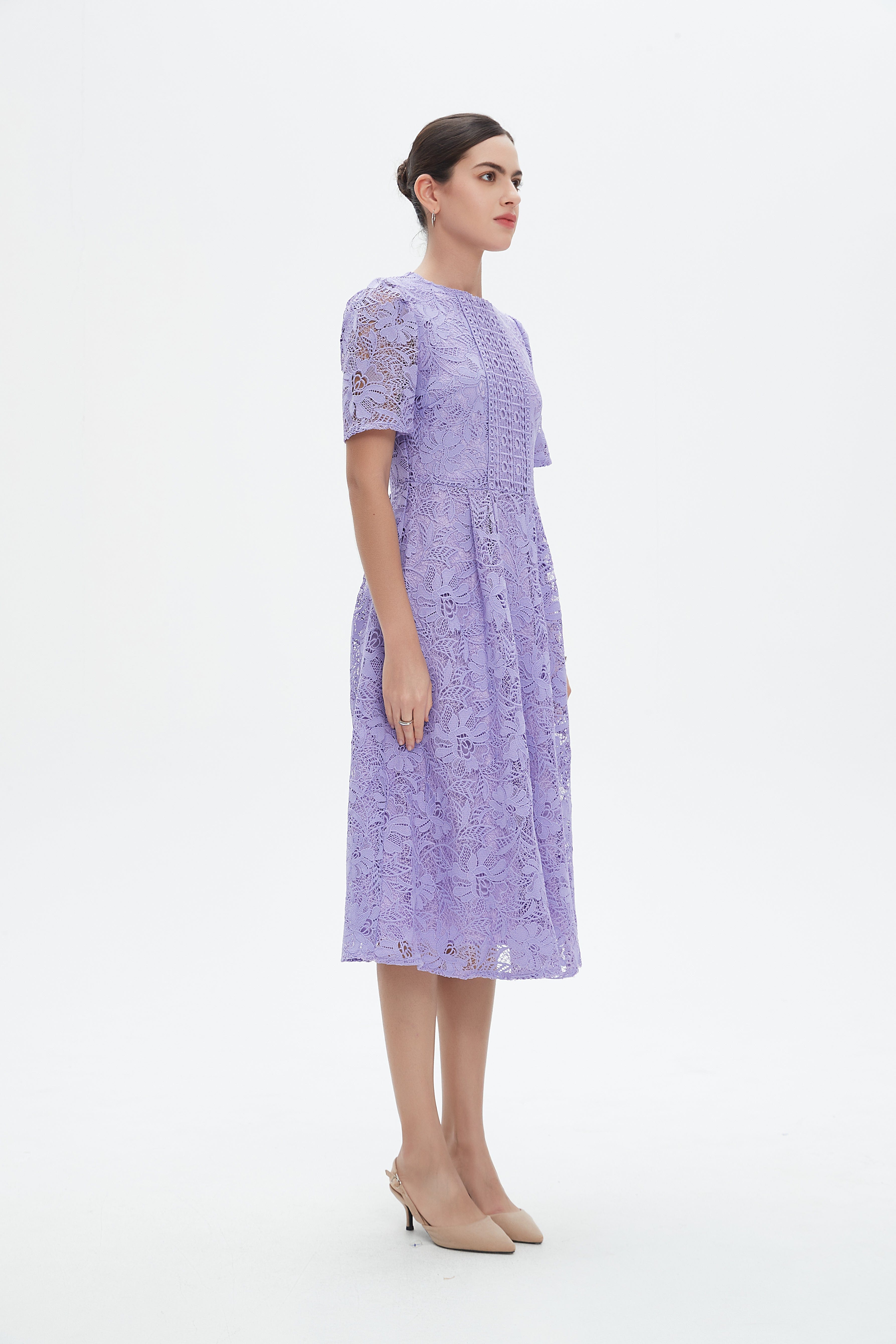 نتشي فستان ميدي بأكمام قصيرة بتطريز مشجر