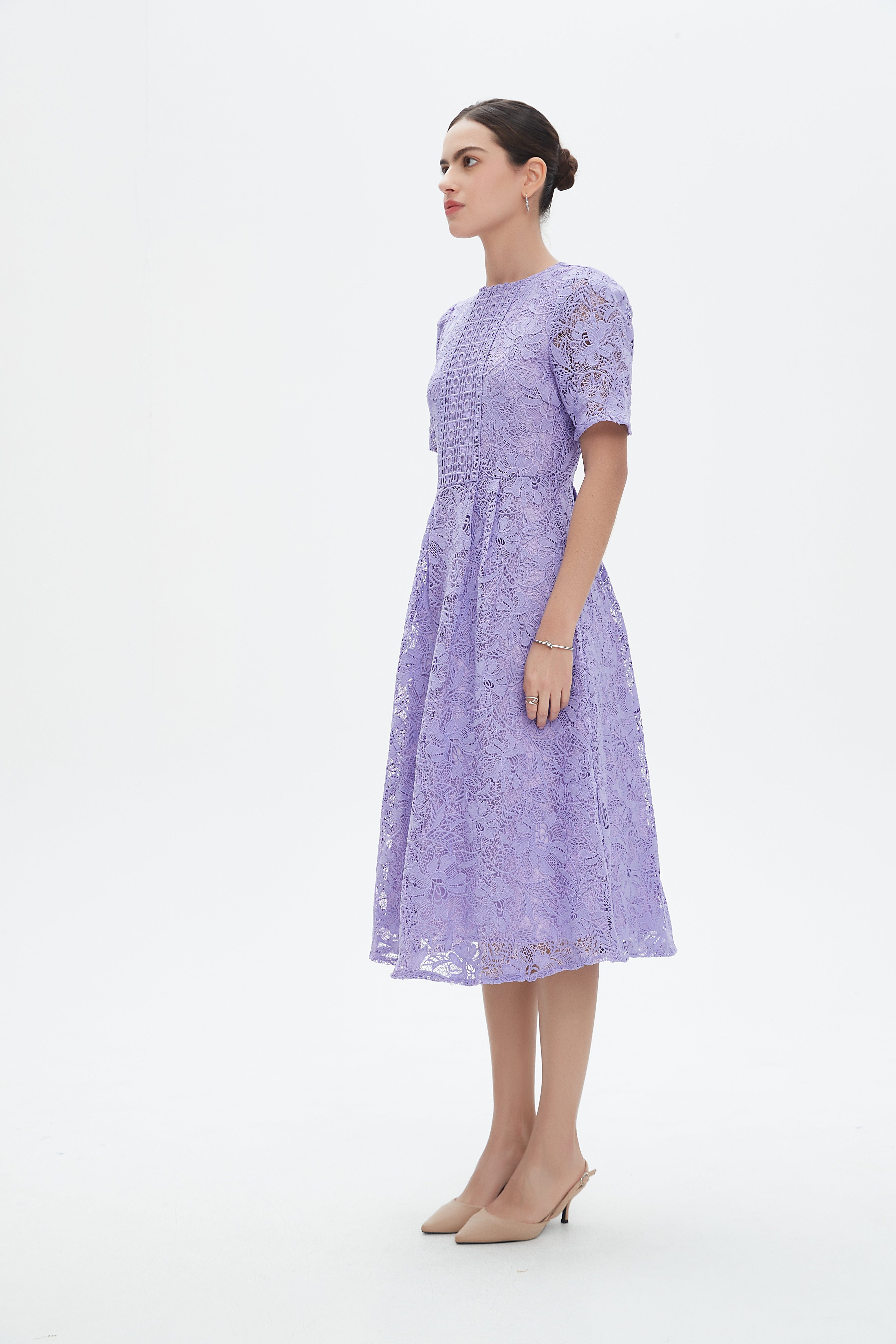 نتشي فستان ميدي بأكمام قصيرة بتطريز مشجر