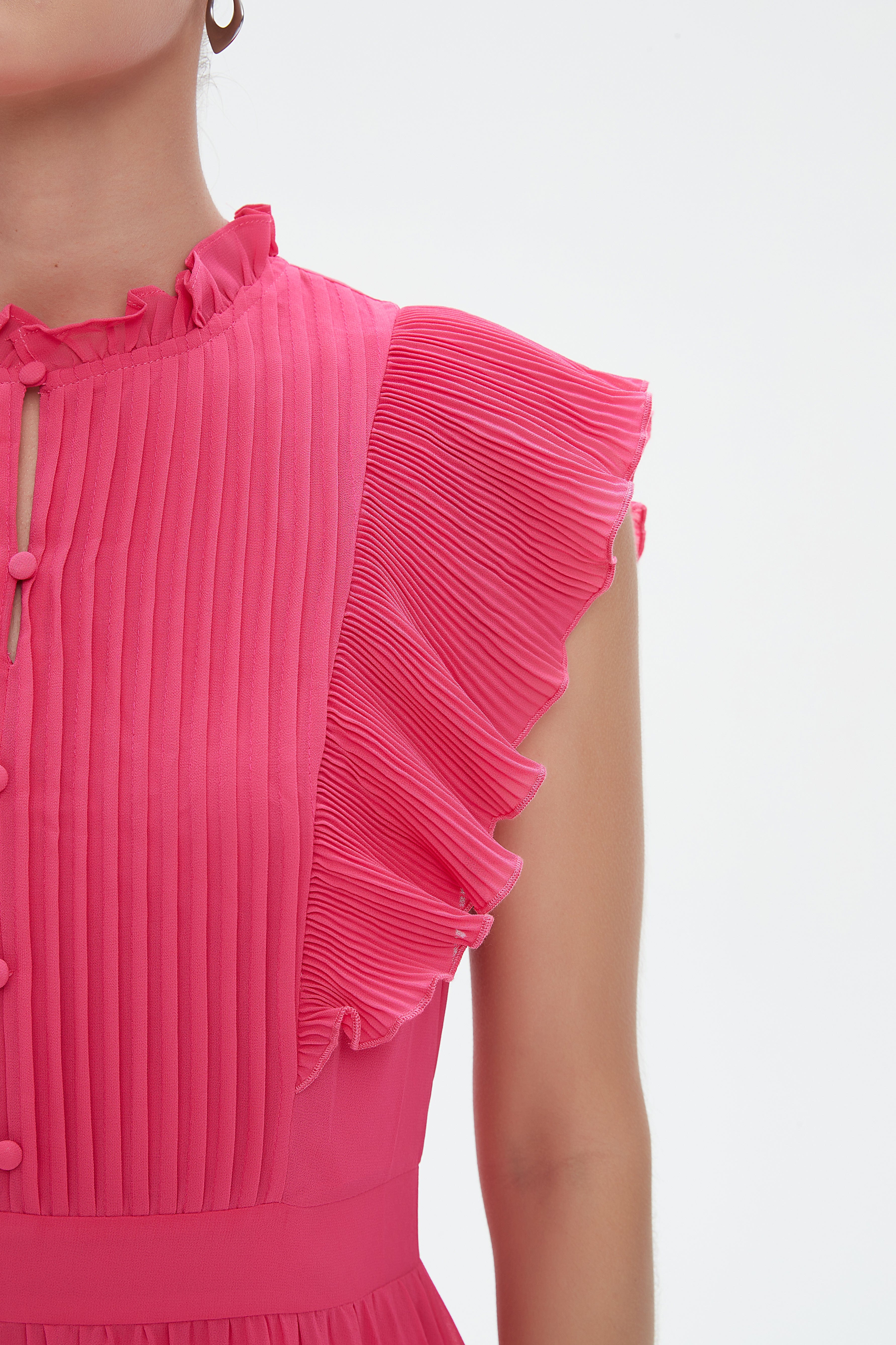 نتشي فستان ميدي بأكمام قصيرة بليسية بأزرار على الصدر