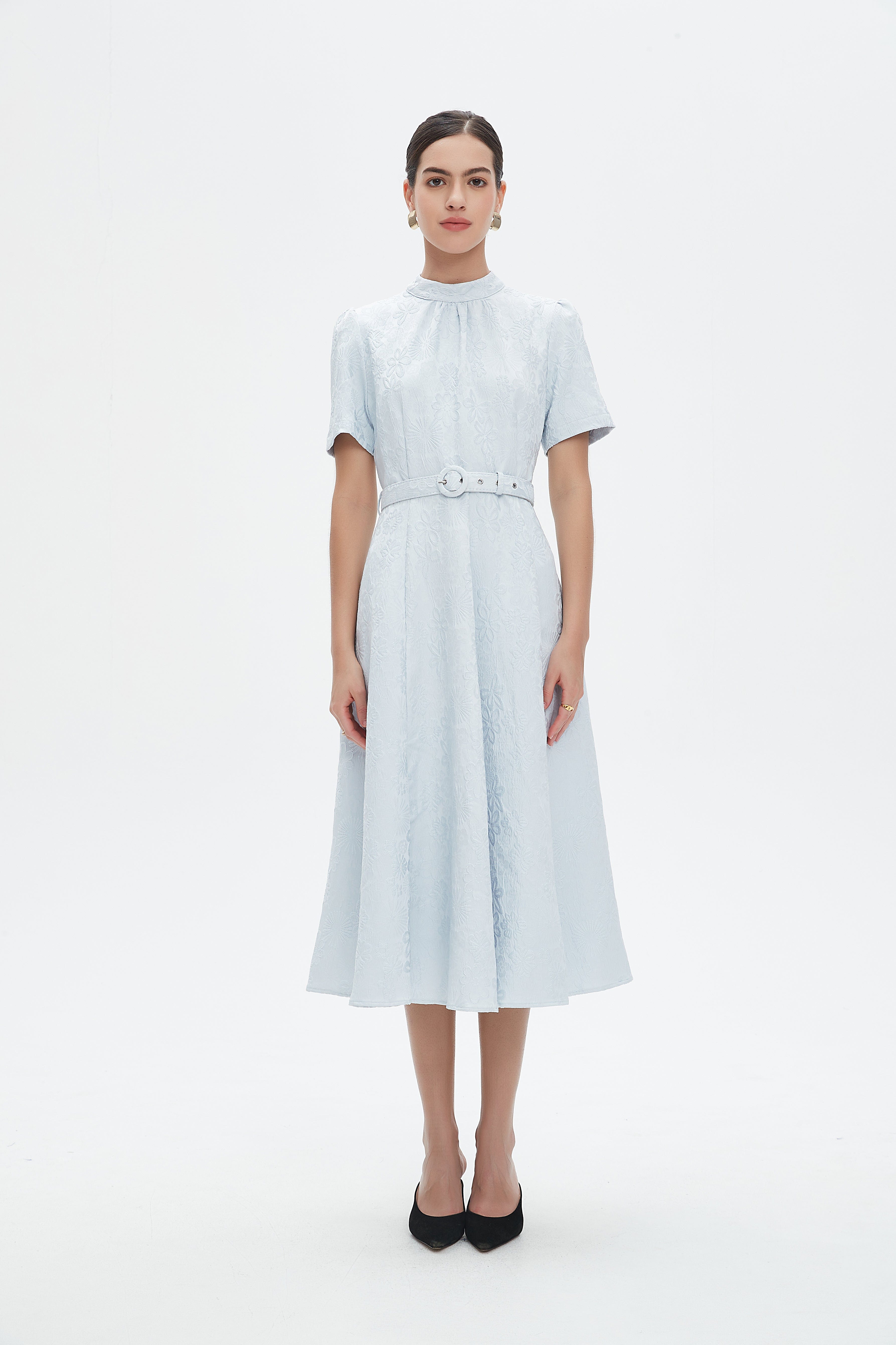 نتشي فستان ميدي بأكمام قصيرة بتطريز مشجر بحزام