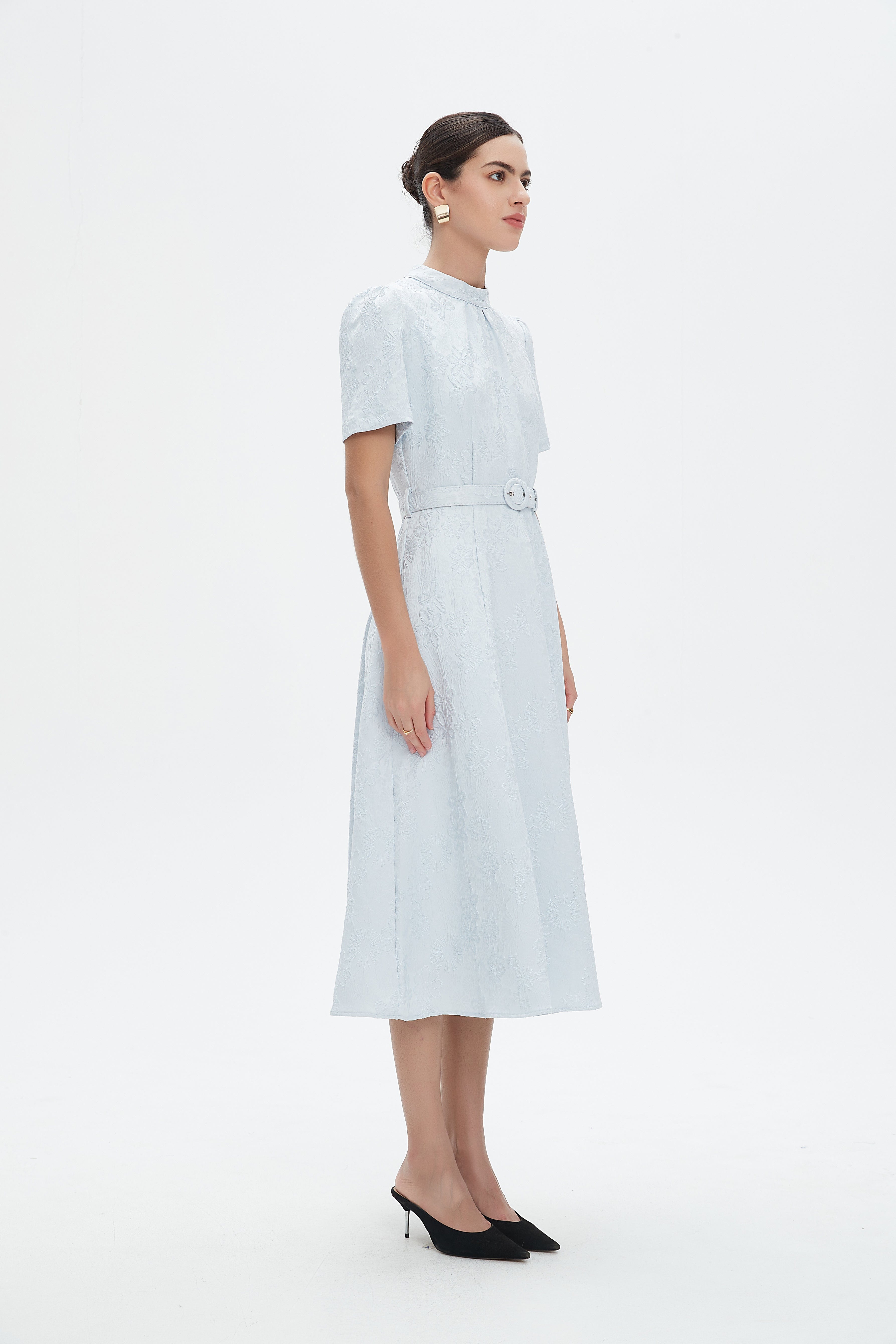 نتشي فستان ميدي بأكمام قصيرة بتطريز مشجر بحزام