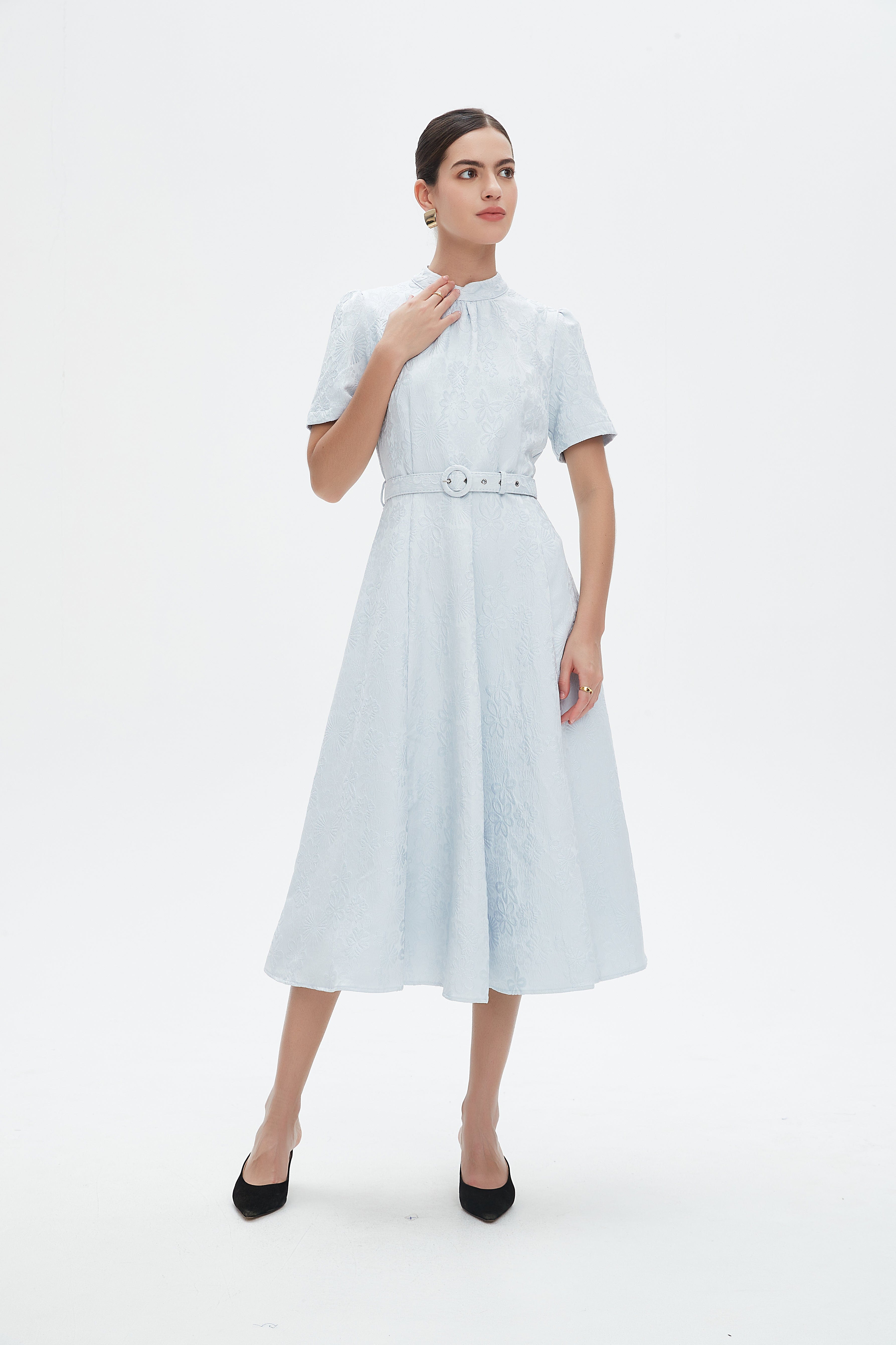 نتشي فستان ميدي بأكمام قصيرة بتطريز مشجر بحزام