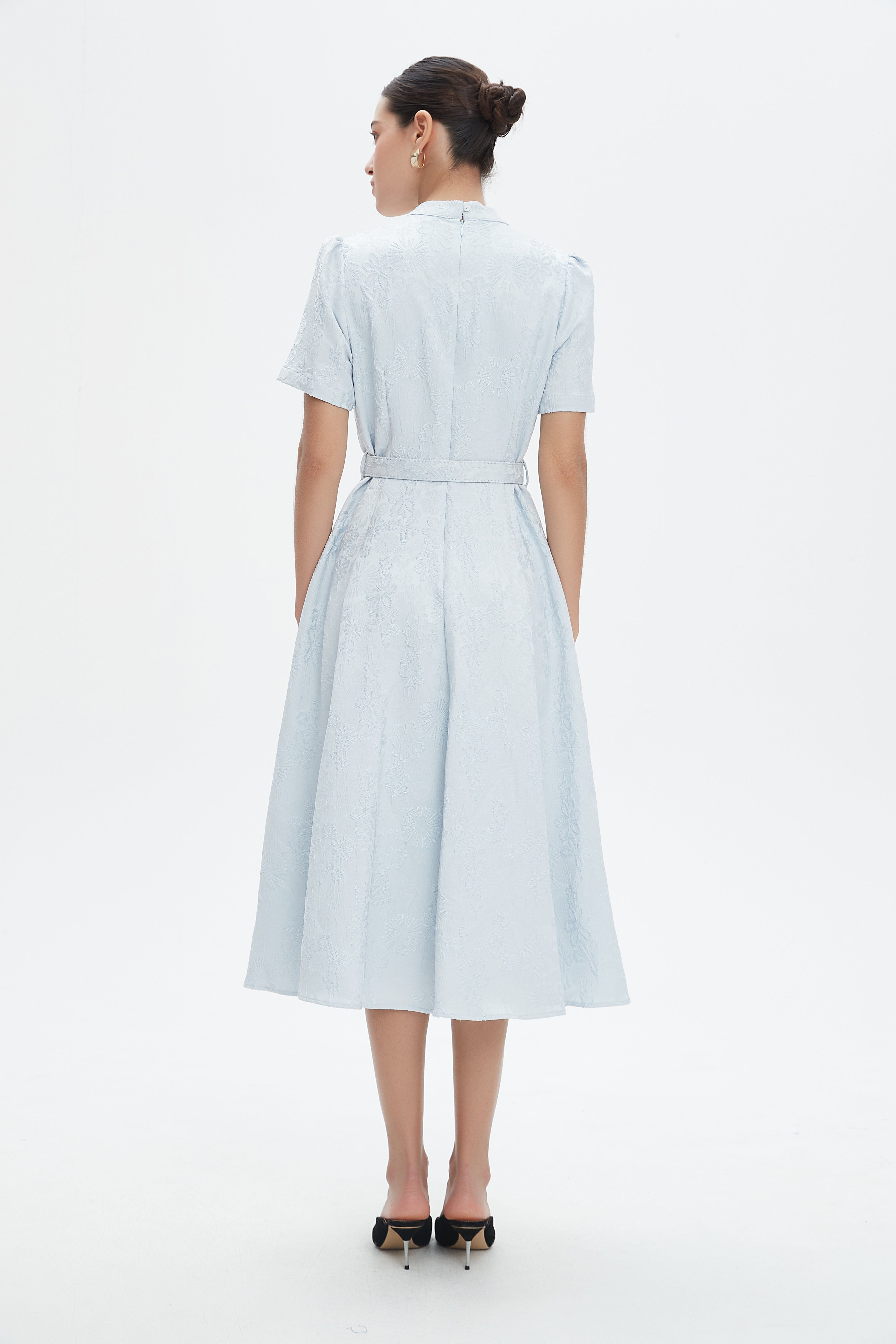 نتشي فستان ميدي بأكمام قصيرة بتطريز مشجر بحزام