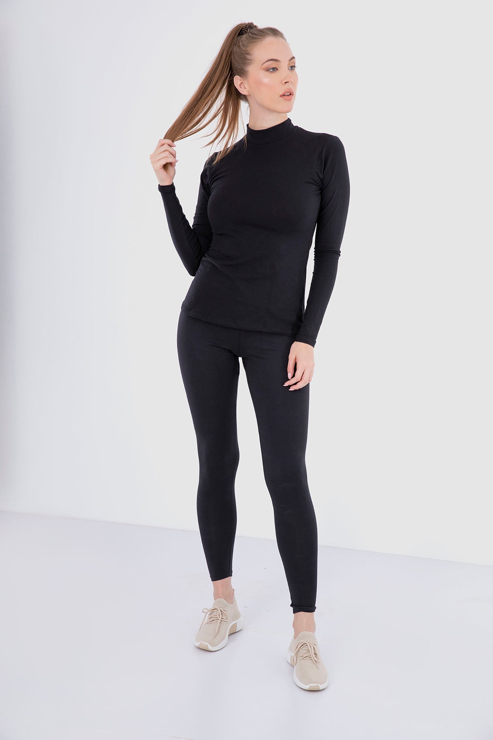 كارينا بلوزة سادة بأكمام طويلة بياقة عالية