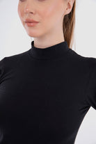 كارينا بلوزة سادة بأكمام طويلة بياقة عالية