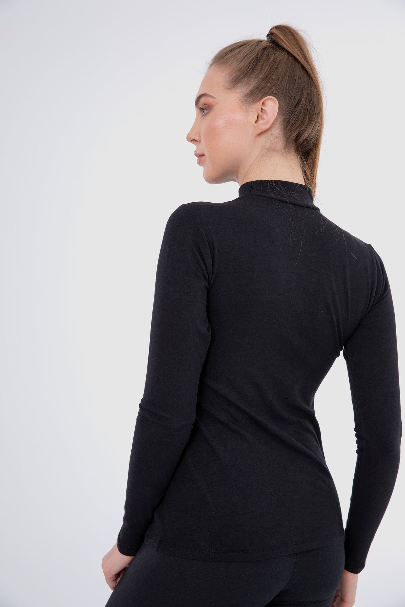 كارينا بلوزة سادة بأكمام طويلة بياقة عالية