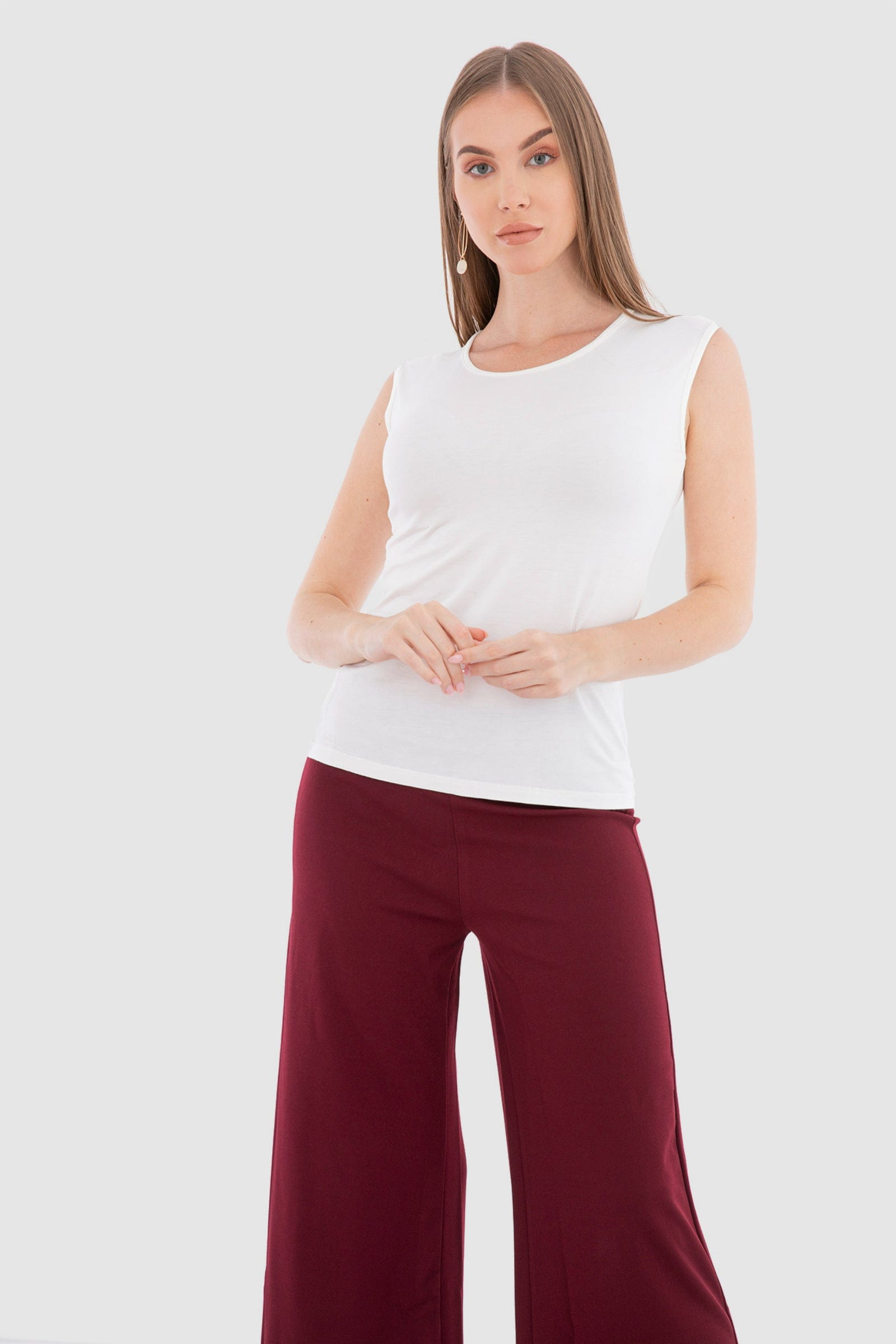 كارينا بلوزة كت بدون أكمام بياقة دائرية سادة