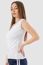 كارينا بلوزة كت بدون أكمام بياقة دائرية سادة