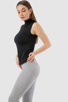 كارينا بلوزة سادة بدون أكمام بياقة عالية