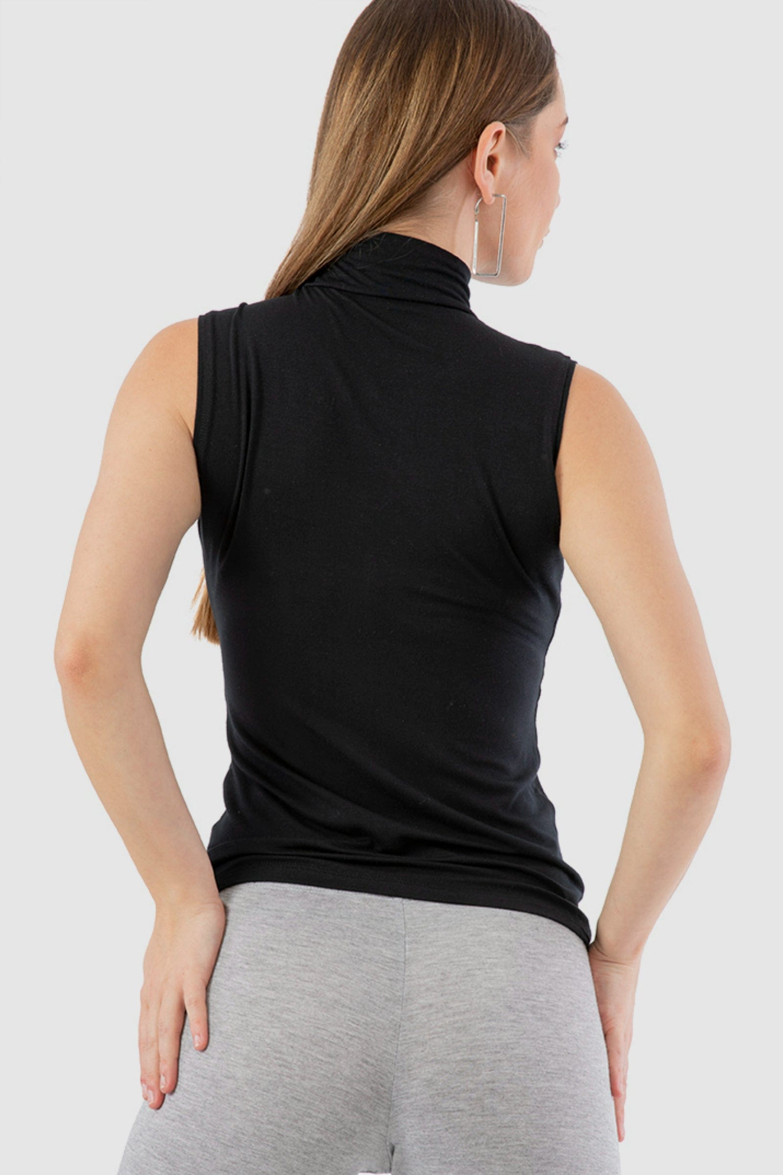 كارينا بلوزة سادة بدون أكمام بياقة عالية