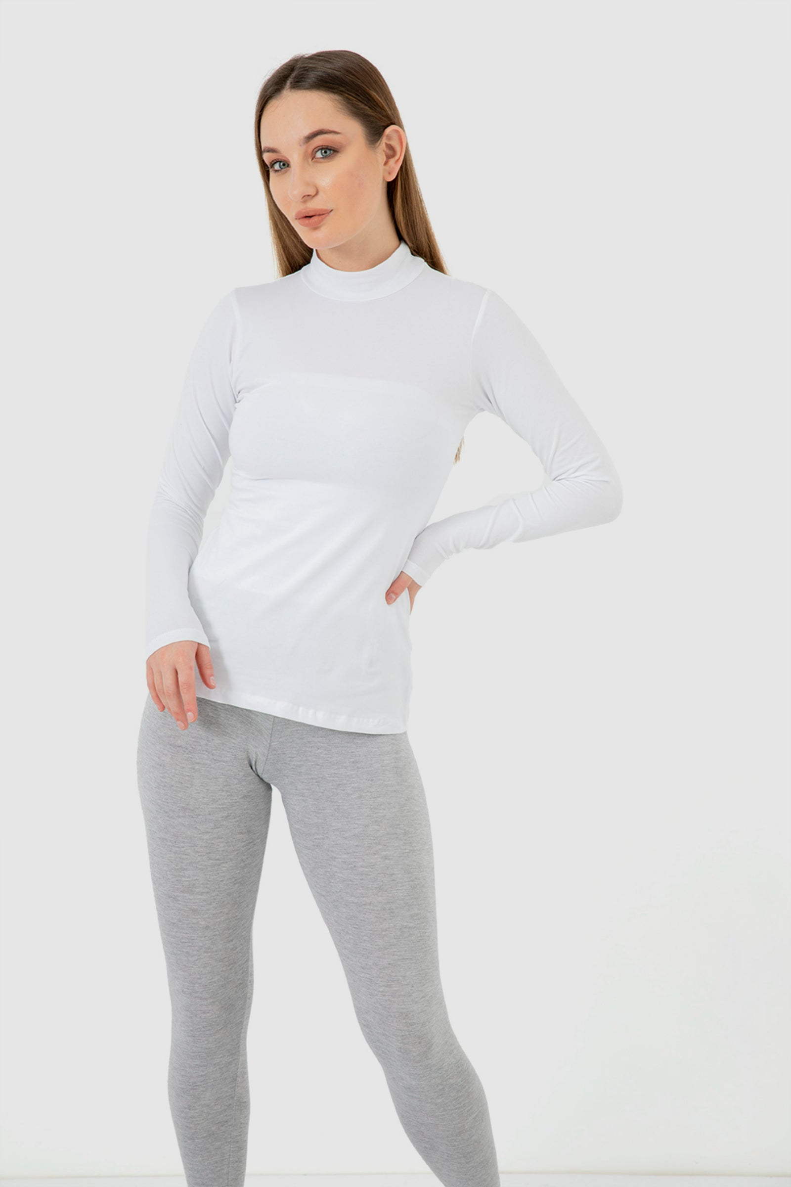 كارينا بلوزة سادة بأكمام طويلة بياقة عالية