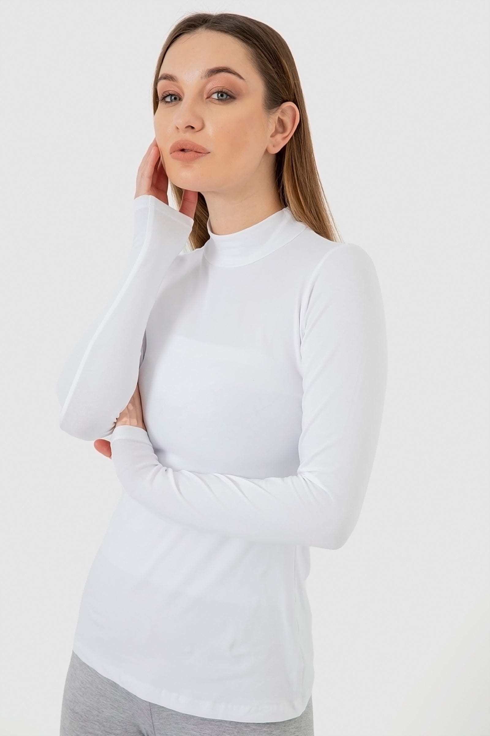 كارينا بلوزة سادة بأكمام طويلة بياقة عالية