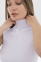 كارينا بلوزة بدون أكمام بياقة عالية