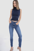 كارينا بلوزة بدون أكمام بياقة عالية