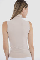 كارينا بلوزة بدون أكمام بياقة عالية