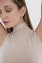 كارينا بلوزة بدون أكمام بياقة عالية