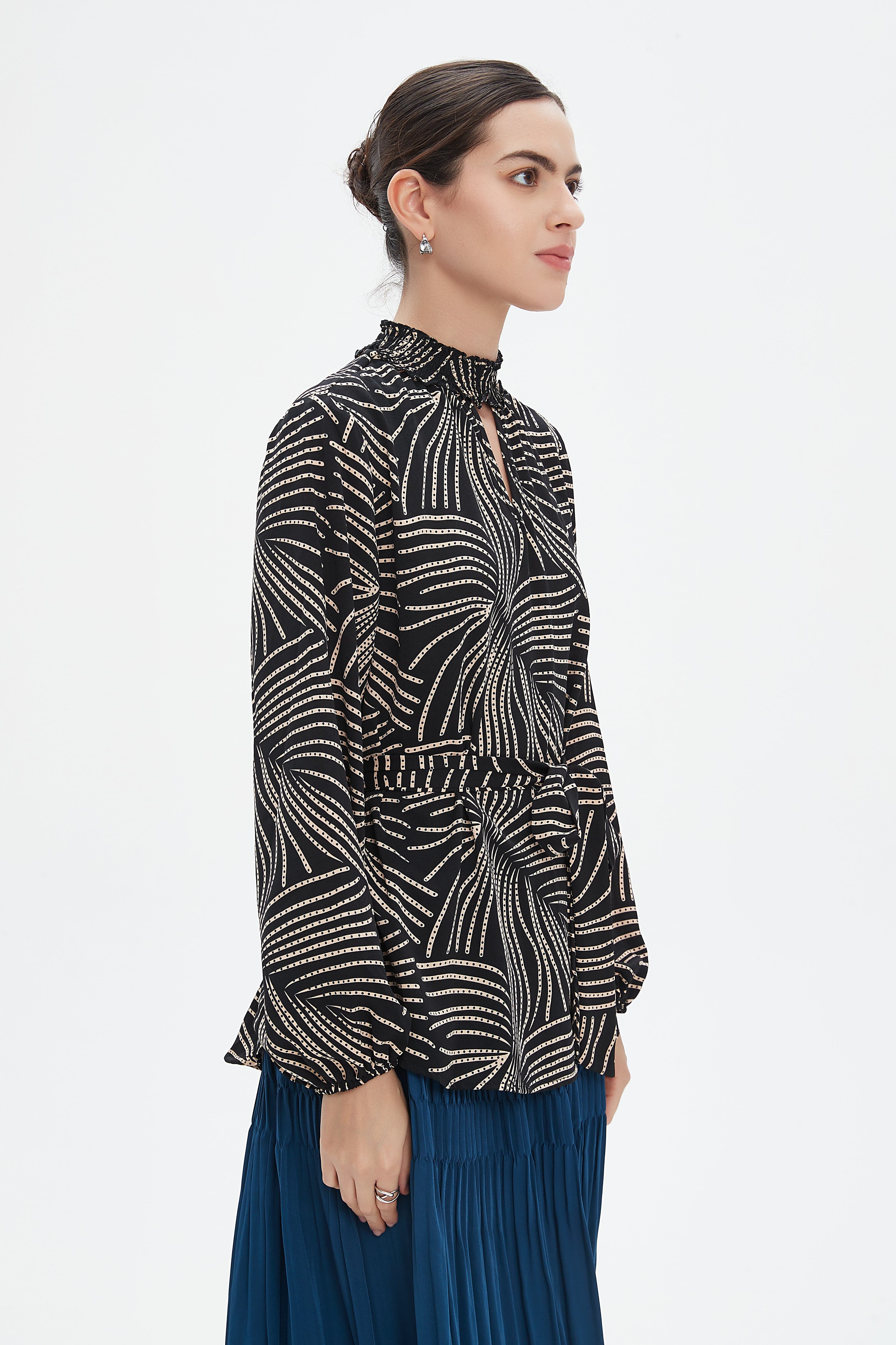 نتشي بلوزة بأكمام طويلة بفتحة صدر نسائي