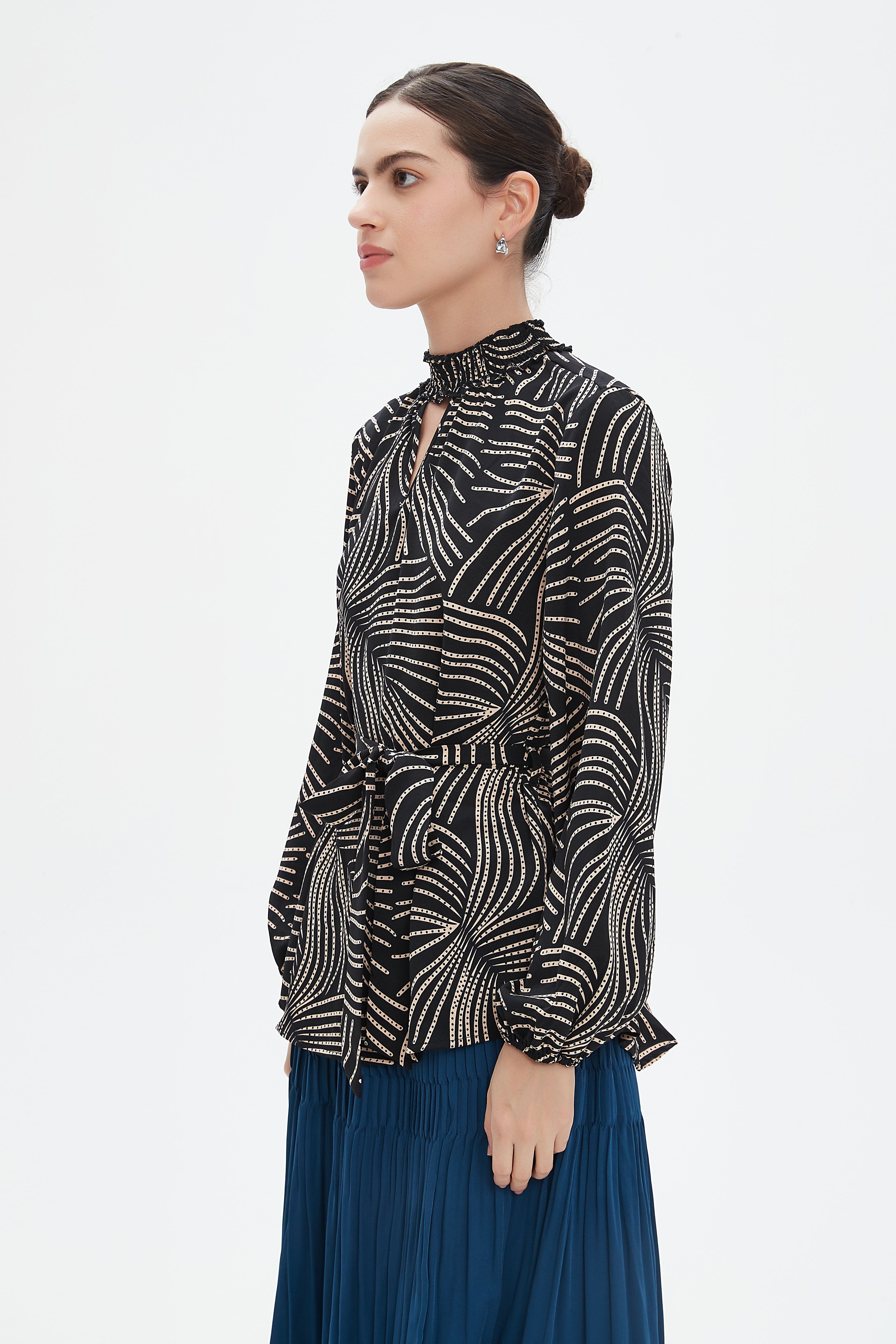 نتشي بلوزة بأكمام طويلة بفتحة صدر نسائي