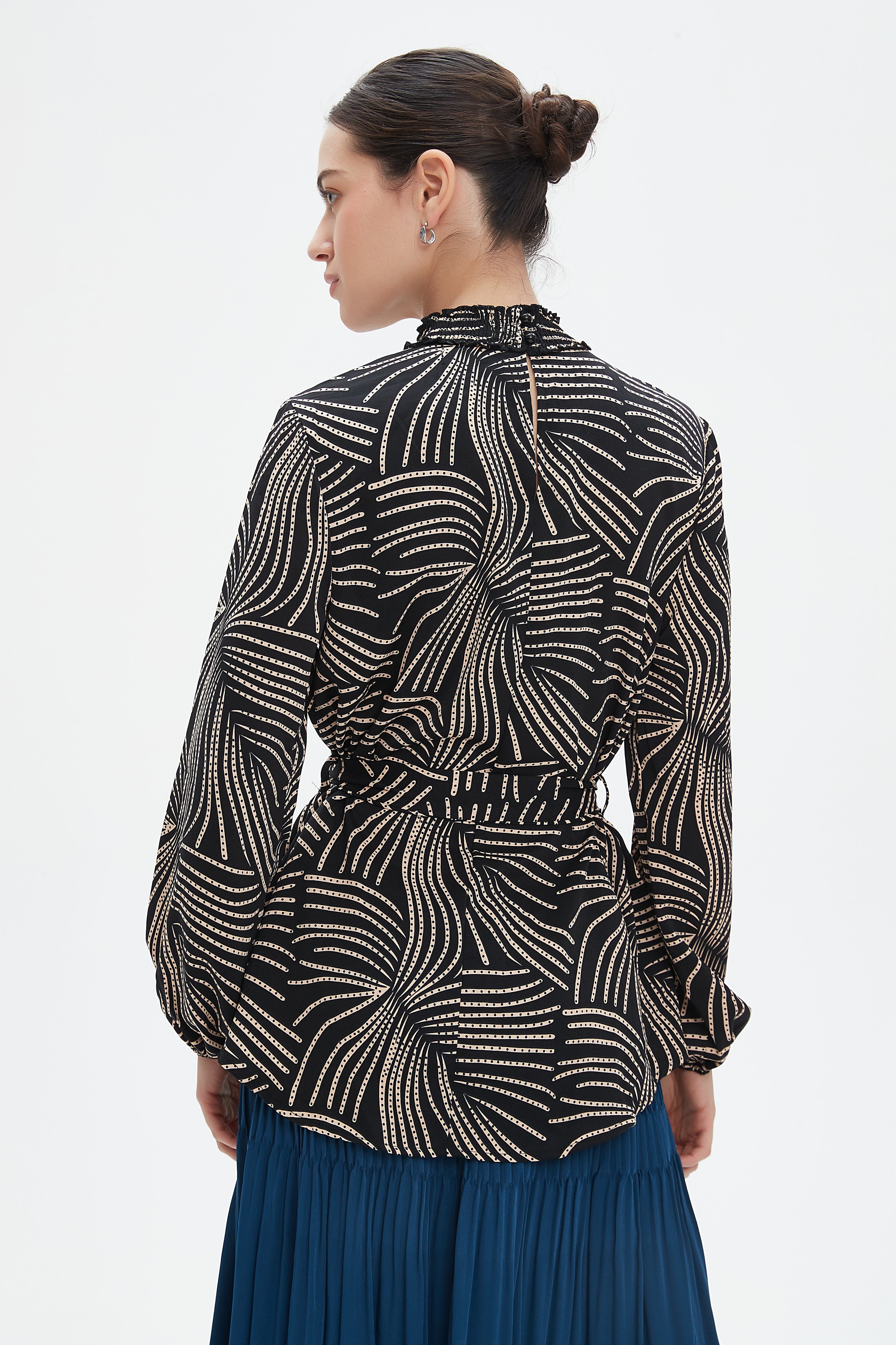 نتشي بلوزة بأكمام طويلة بفتحة صدر نسائي